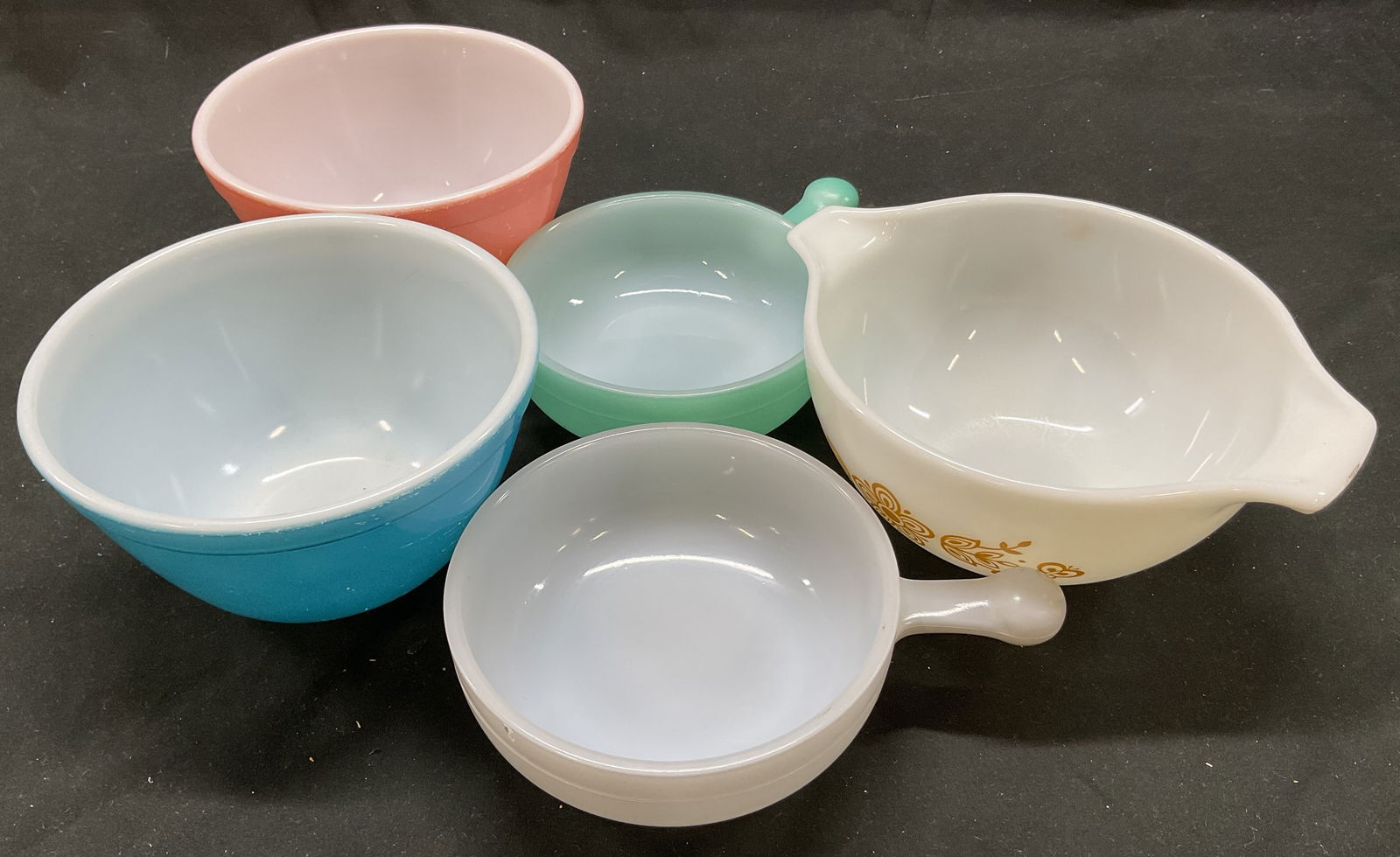 Lot 5 Glasbake & Pyrex Baking Bowls USA: Lot of 5 Glasbake and Pyrex baking bowls. Made in USA. 2 Glasbake handled bowls with pointed ball handle. In colors green and grey. 2 Pyrex bowls in blue and pink. White handled Pyrex bowl with floral