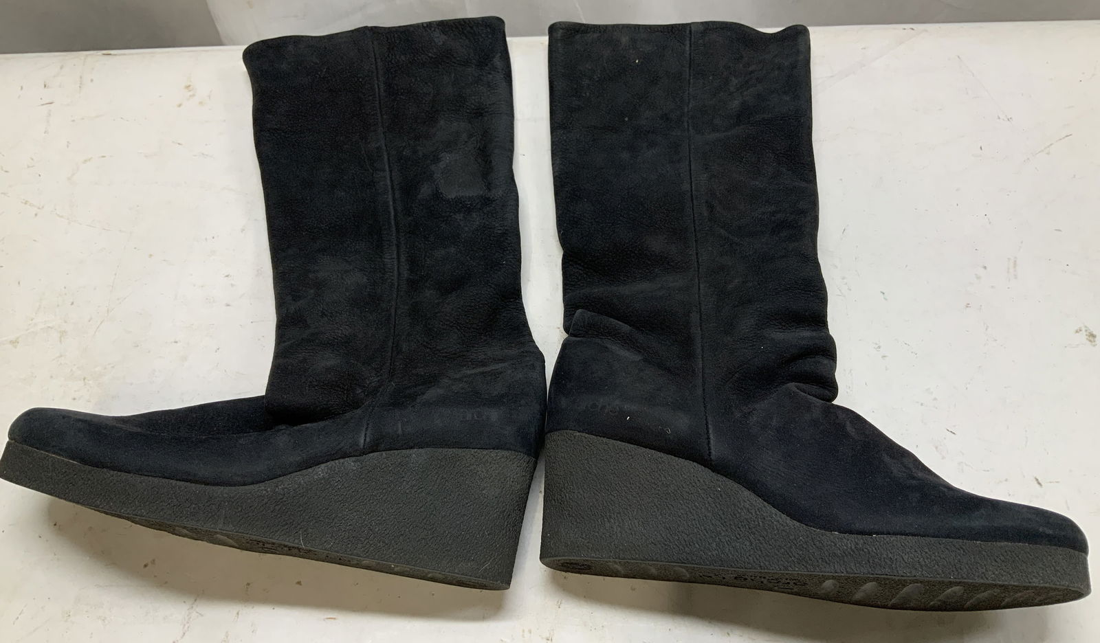 Arche Laarzen Black Leather Boots W Dust Bag: Pair of Arche Laarzen black leather mid-calf boots. Platform style with a mid wedge heel. Comes with Salvatore Ferragamo dust bag. Signed & marked on underside. Reads, ARCHE LN. Surface wear consisten