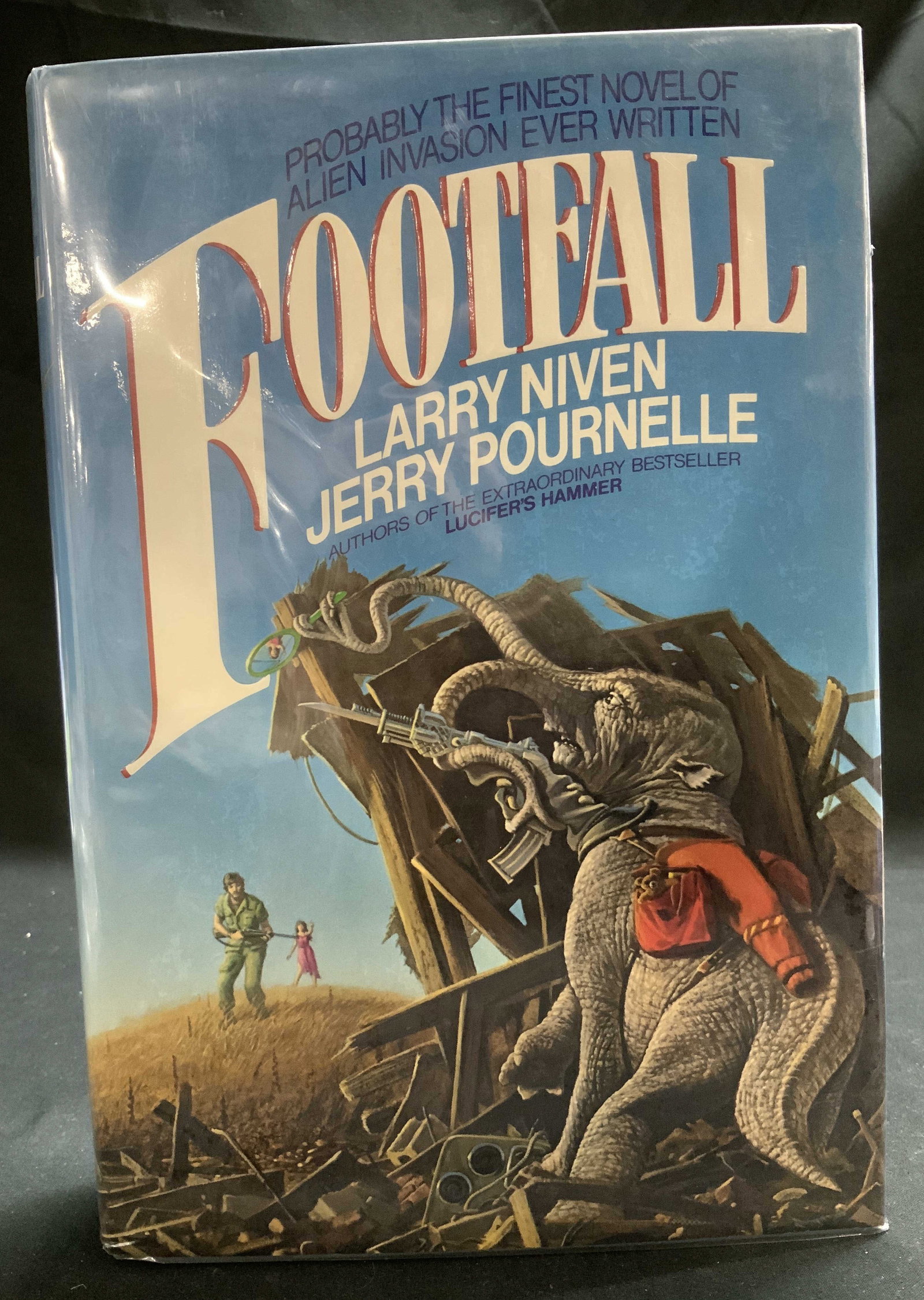 1985 Footfall Reviewers Copy 1stEd Bk Larry NIVEN+: Footfall by Larry Niven & Jerry Pournelle. A Del Rey Book. Ballantine Books NY. COPYRIGHT MAY 1985. First edition. Features handwritten inscriptions that reads, Reviewers Copy. Surface wear consistent