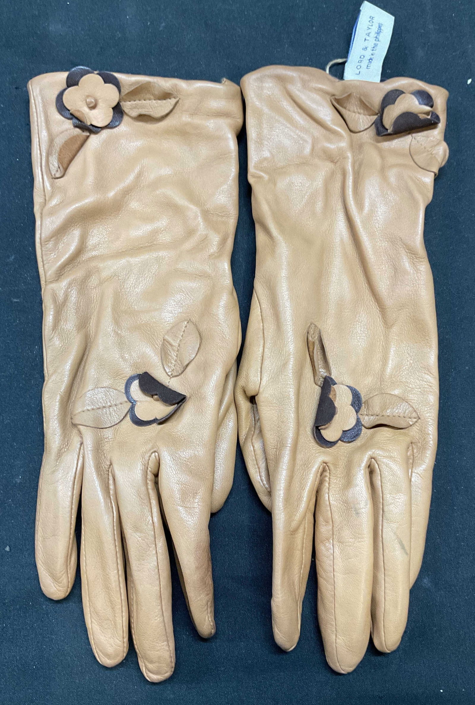 Lord & Taylor Tan Leather Flower Gloves: Lord & Taylor tan leather gloves with flower applique. Size 6.5. Some wear to leather consistent with exposure. Lord and Taylor gloves, designer gloves, tan gloves, leather gloves, winter gloves, acce