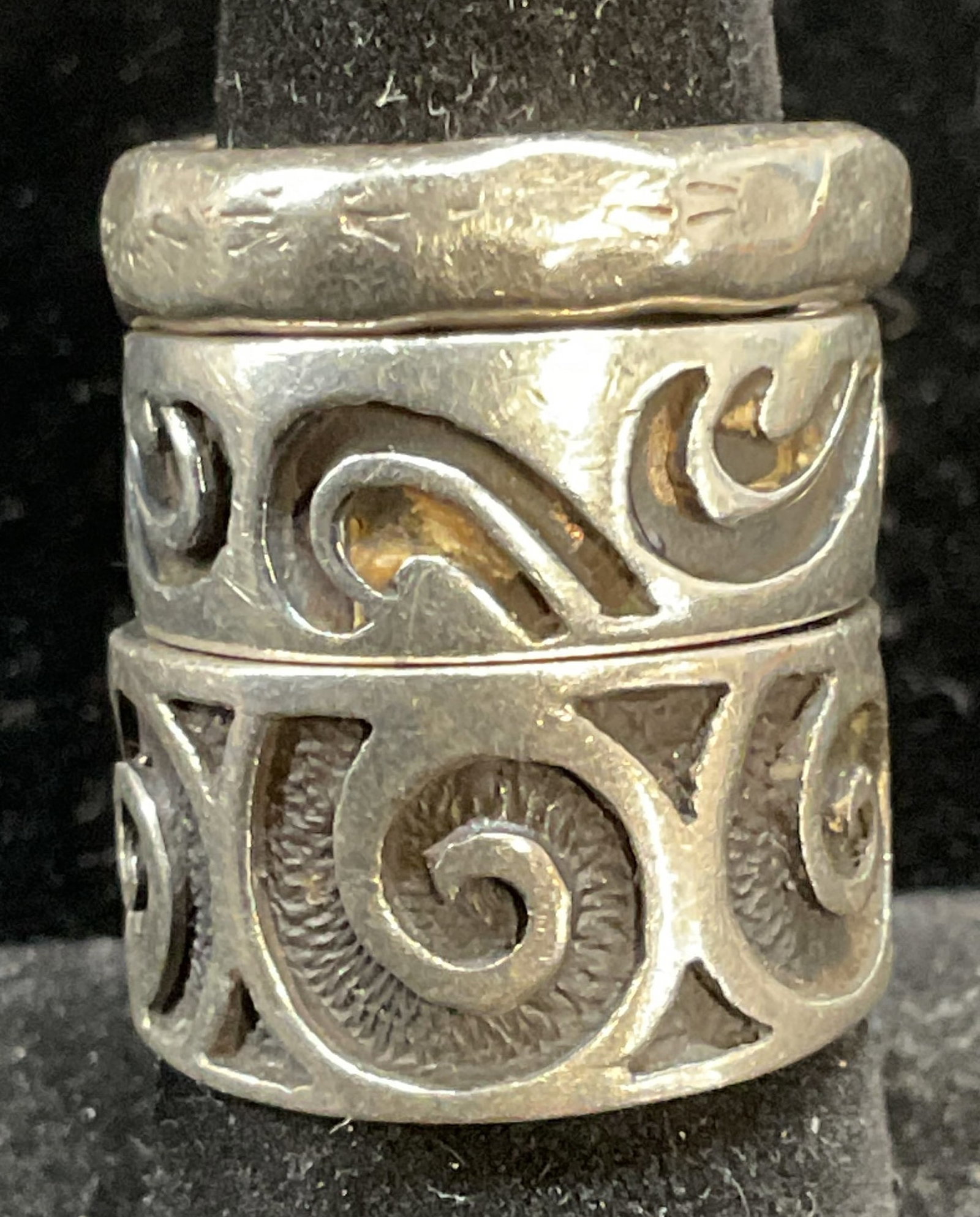 Lot 3 Vintage Sterling Silver Rings: Lot of 3 vintage sterling silver rings with swirl and hammered designs. Marked sterling, tested using acid test. Largest size 7.5. Total weight of all rings 13.9 grams. Some scratching. Jewelry, estat