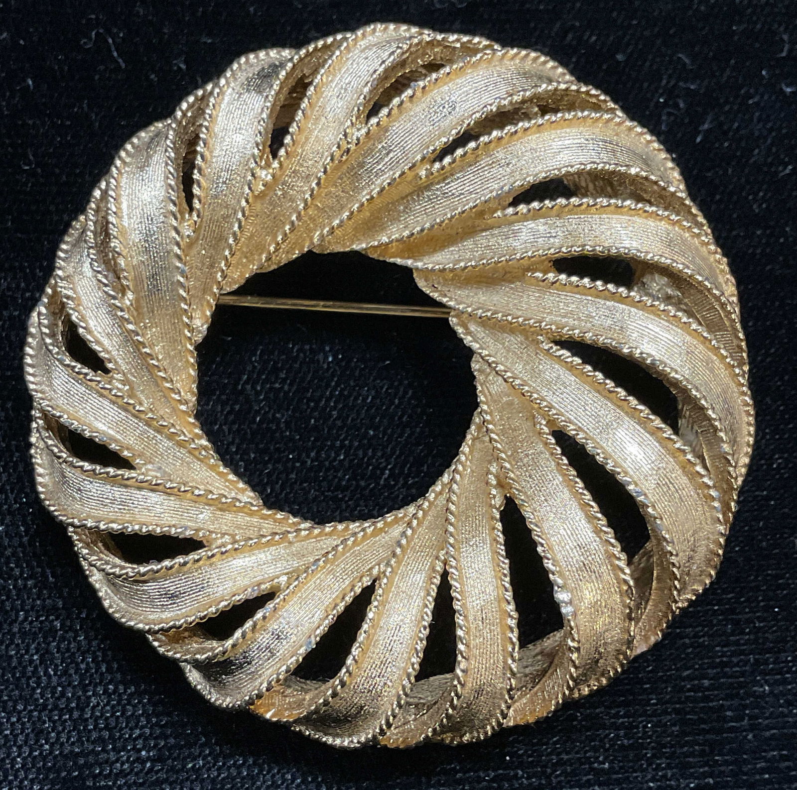 Vtg Boucher Gold Tone Spiral Circle Brooch (1 of 7)