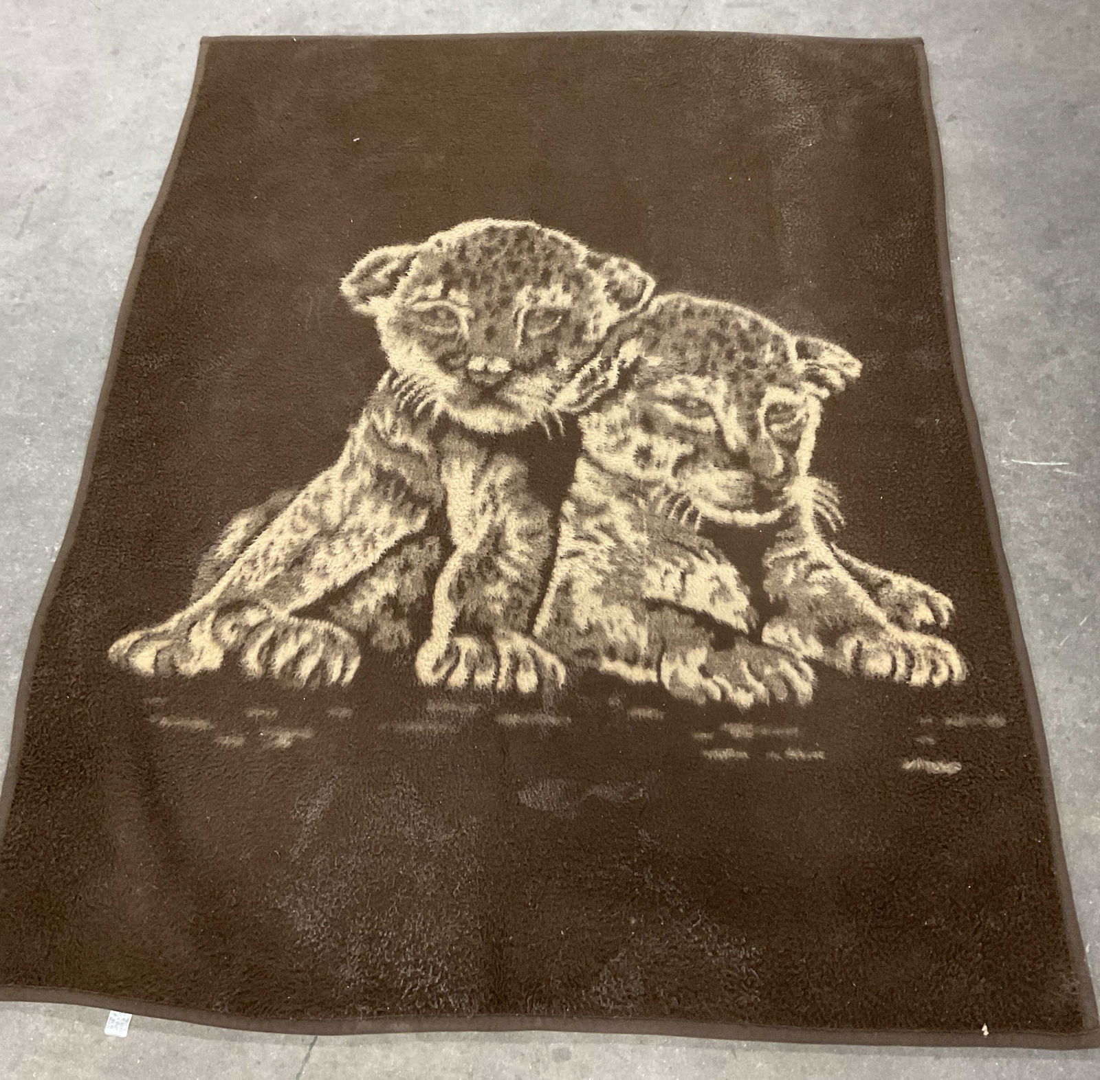 Acrylux Brown Leopard Cubs Blanket Belgium (1 of 7)