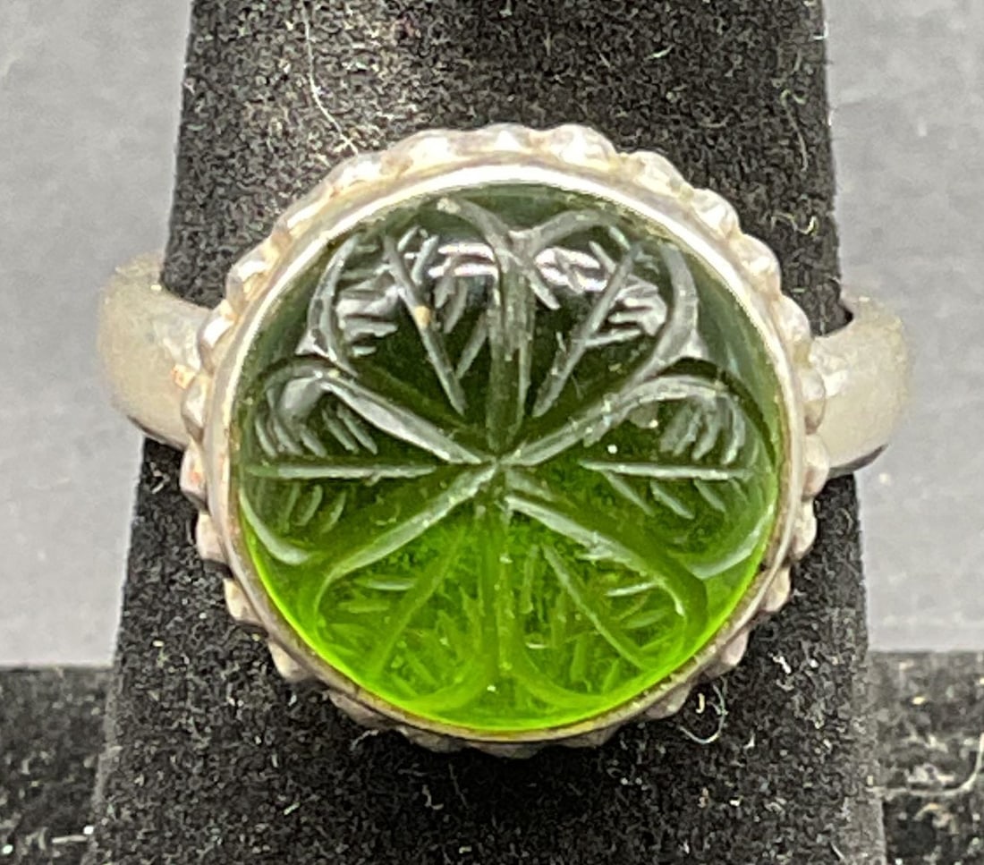 Sterling Silver Carved Semiprecious Ring: Sterling silver carved green semiprecious stone ring with flower design. Size 7. Total weight 6.5 grams. Some scratching. Jewelry, estate jewelry, fine jewelry, cocktail jewelry, fashion jewelry, acce