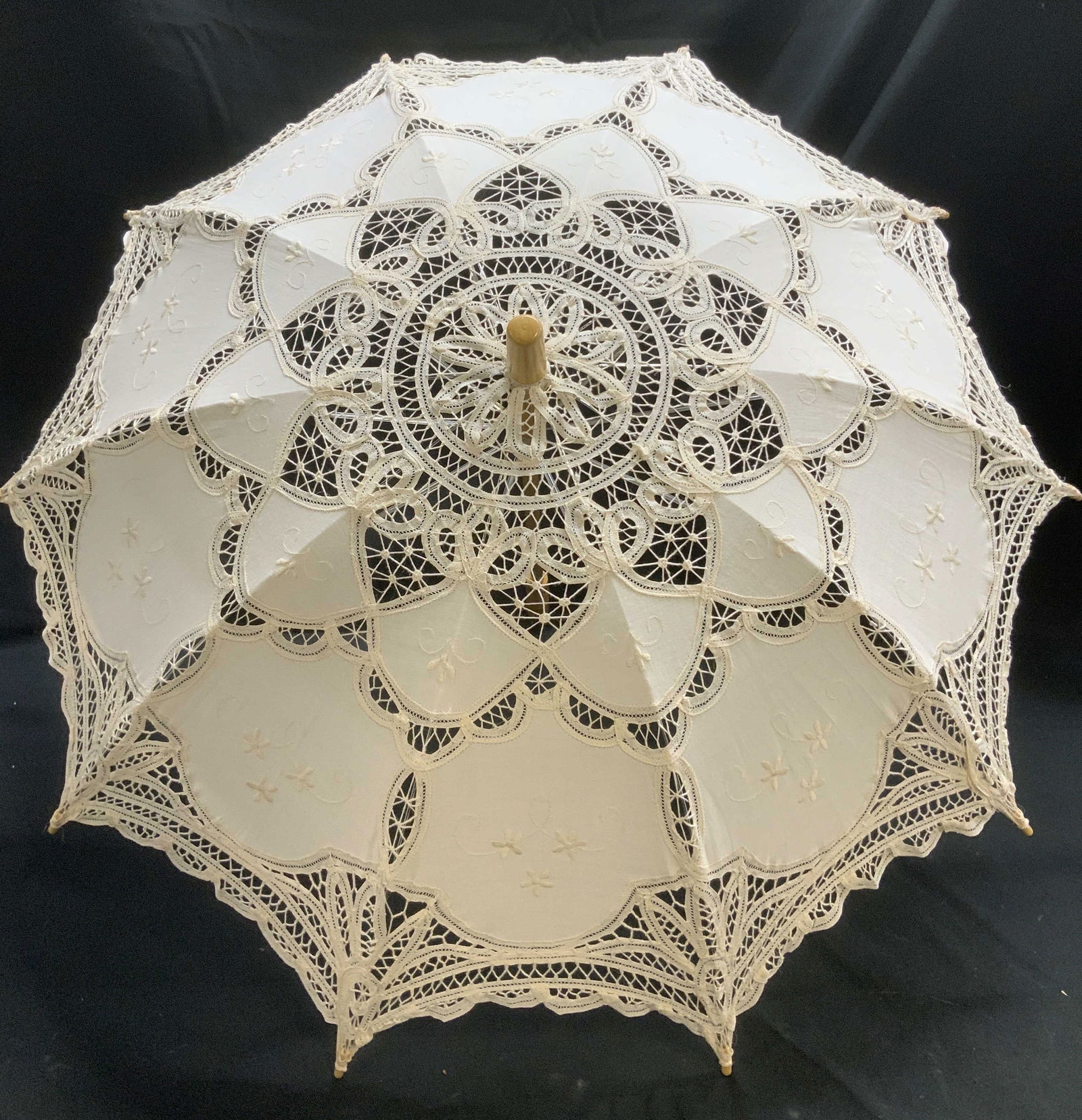 Vntg White Battanburg Lace & Wooden Umbrella: White Battanburg lace umbrella with wooden handle. Intricate detailing on lace. Surface wear consistent to age, use & exposure. Measurements: length 31in x width 31in x height 26in. Vintage lace umbre