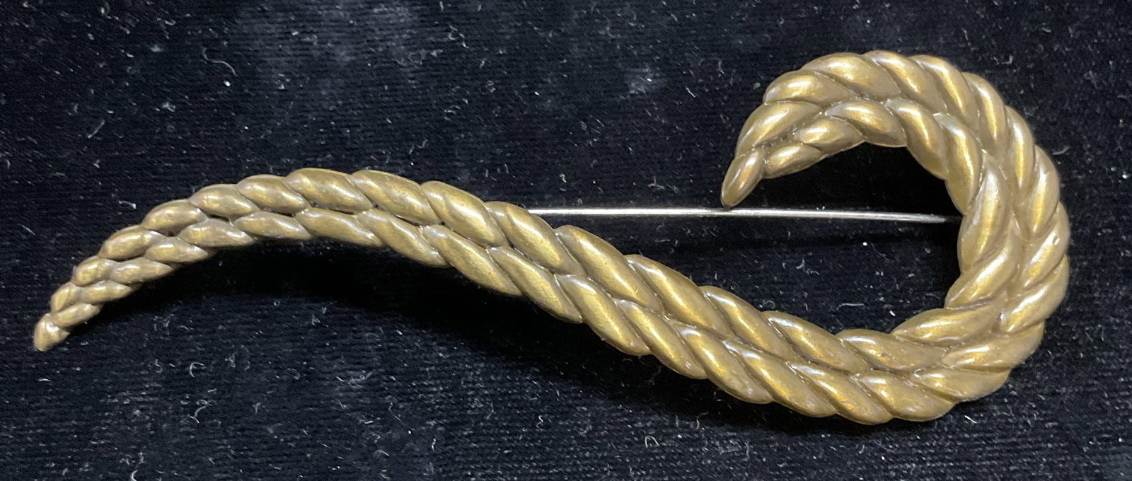 Vtg Gold Tone Cable Motif Brooch, 4.5 In Long: Vintage gold tone cable motif brooch. Measures approx 1.75 x 4.5 inches. Some scratching. Jewelry, estate jewelry, costume jewelry, cocktail jewelry, fashion jewelry, accessories, fashion accessories,