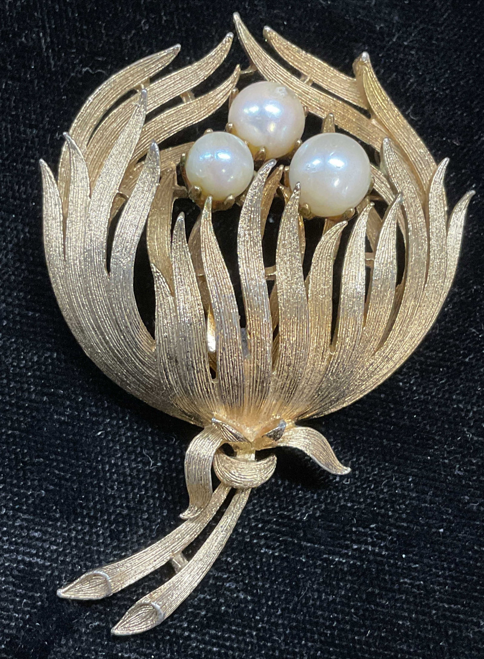 Vintage Lisner Gold Tone Faux Pearl Brooch: Vintage signed Lisner gold tone and faux pearl botanical brooch. Measures approx 2.25 x 1.75 inches. Some scratching. Jewelry, estate jewelry, costume jewelry, cocktail jewelry, fashion jewelry, acces