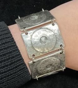 Avgad Silver Tone Hammered Disc Bracelet