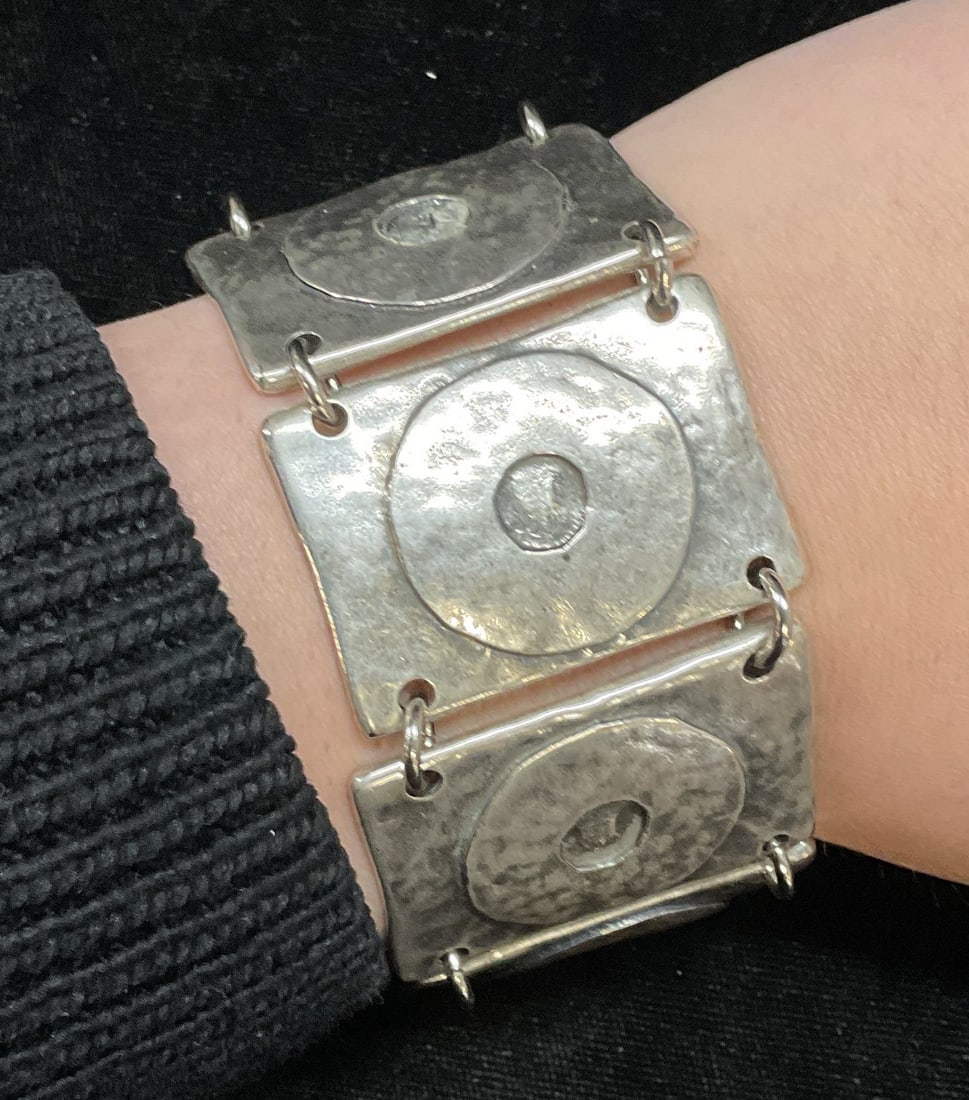 Avgad Silver Tone Hammered Disc Bracelet (1 of 6)