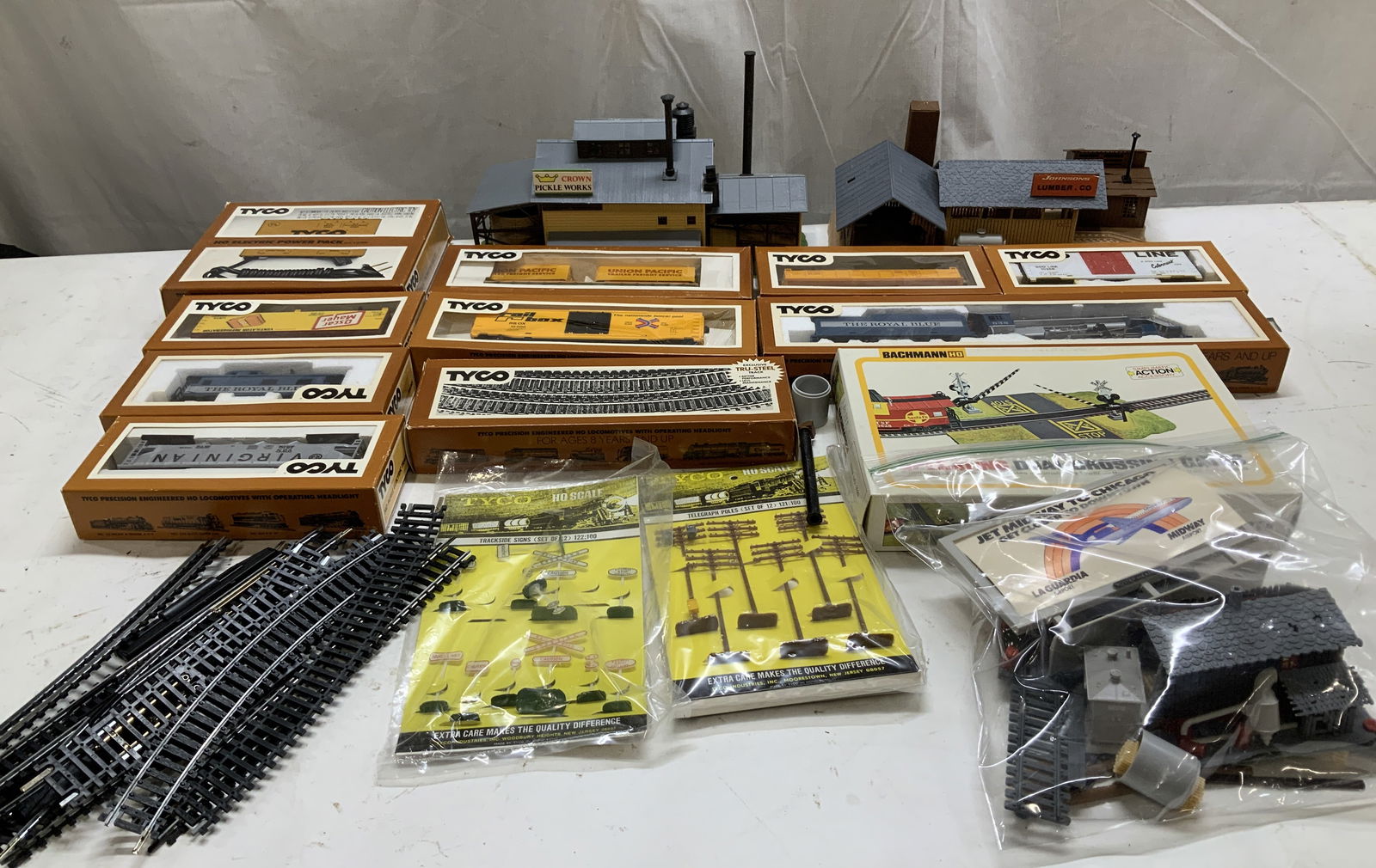 Lot 10+ TYCO Assorted Model Trains, Accessories+ (1 of 10)