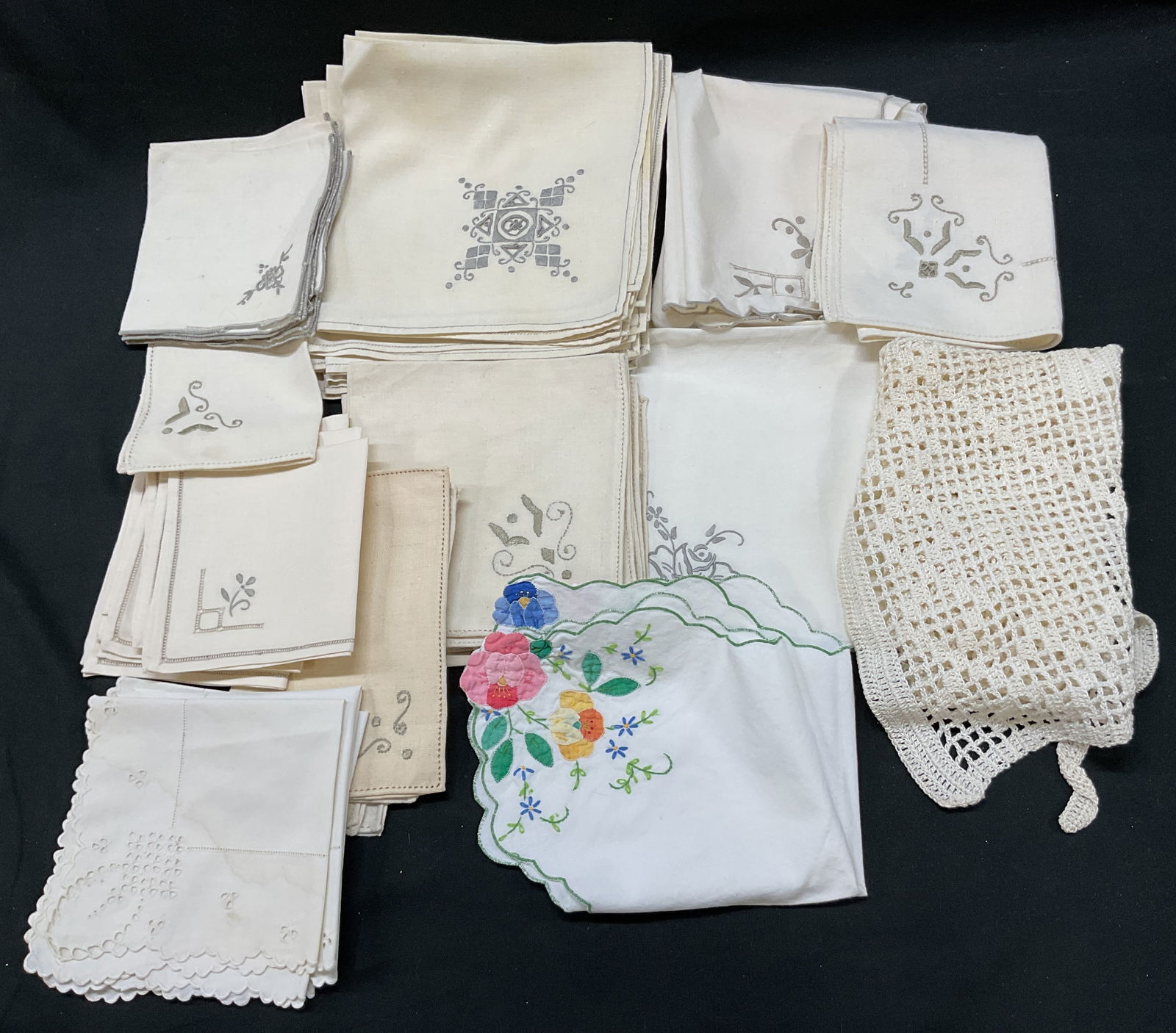 Grp Lot 39 Assorted Embroidered Table Linens (1 of 17)