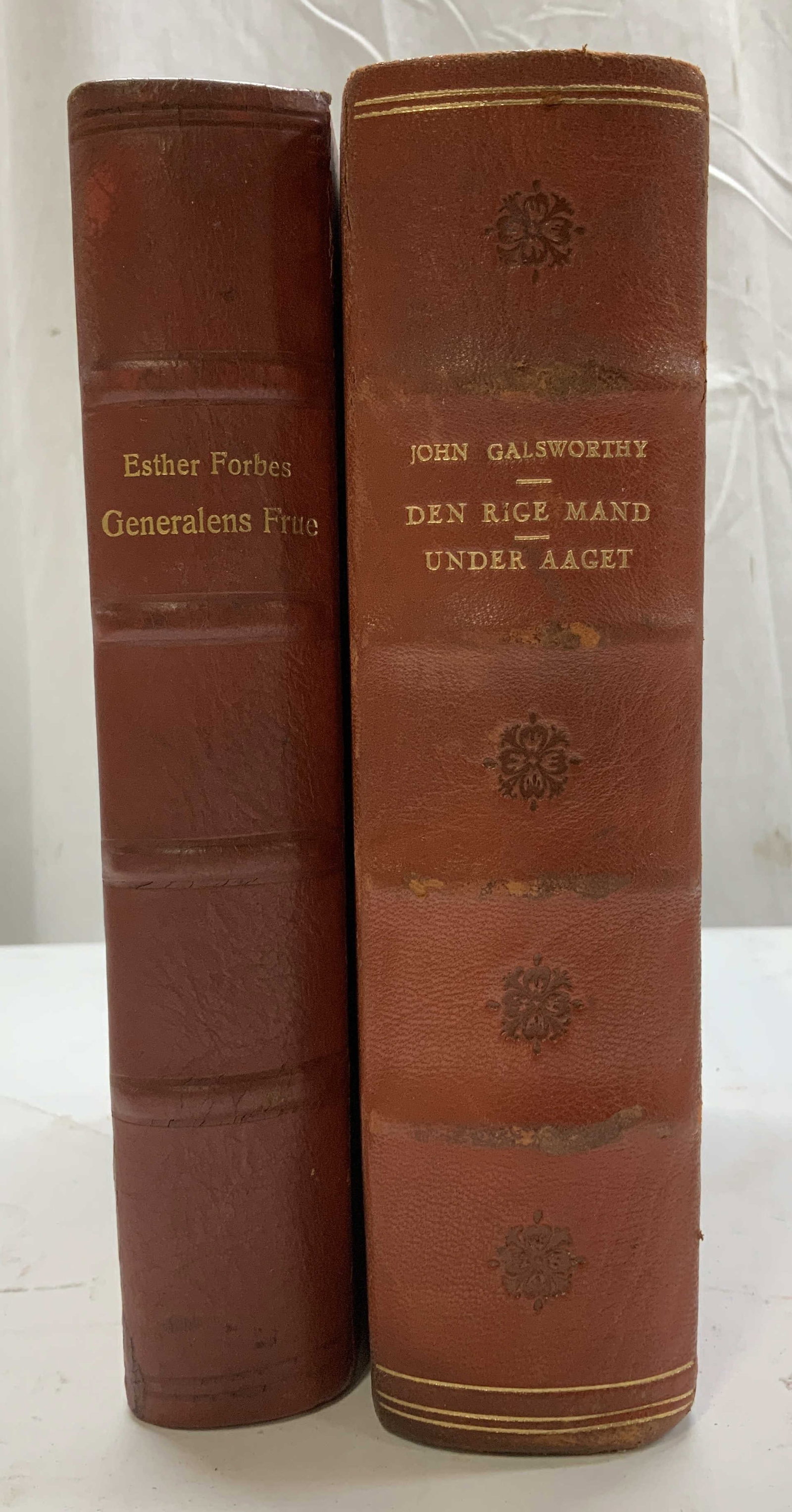 C.1930s Generalens Frue & Den Rige Mand Bks FORBES: Lot includes, Generalens Frue by Esther Forbes, published in 1939 by Aschehoug Dansk Forlag. Den Rige Mand by John Galsworthy, published in 1935 by Gyldendalske Boghandel Nordisk Forlag. Books are lea