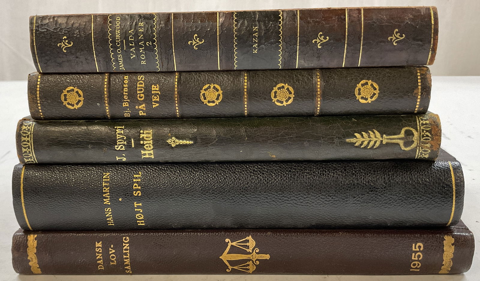 Lot 5 Antq Leather & Gilt Bks 1900s Curwood+: Lot of 5 books. Antique leather bound gold embossed marbled books. Kazan, James Oliver Curwood published by B. Wahlstroms Publishing Company, 1928. Pa Guds Veje, Bjornson (no publishing information fo