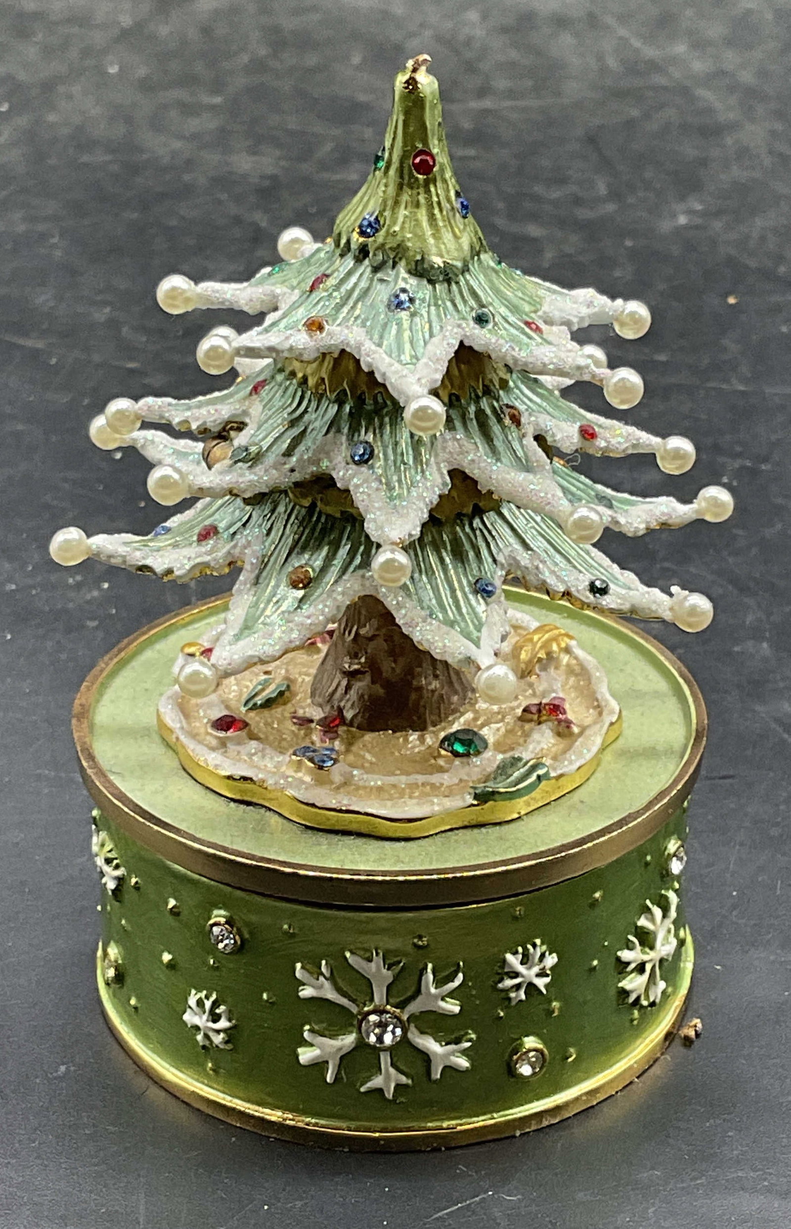 Musical Christmas Tree Enamel Pill Box: Musical Christmas tree pill box. Enameled metal with crystal decoration. Measures approx 2 x 3 inches. Small loss at top. Christmas tree pill box, enamel pill box, musical pill box, home decor,