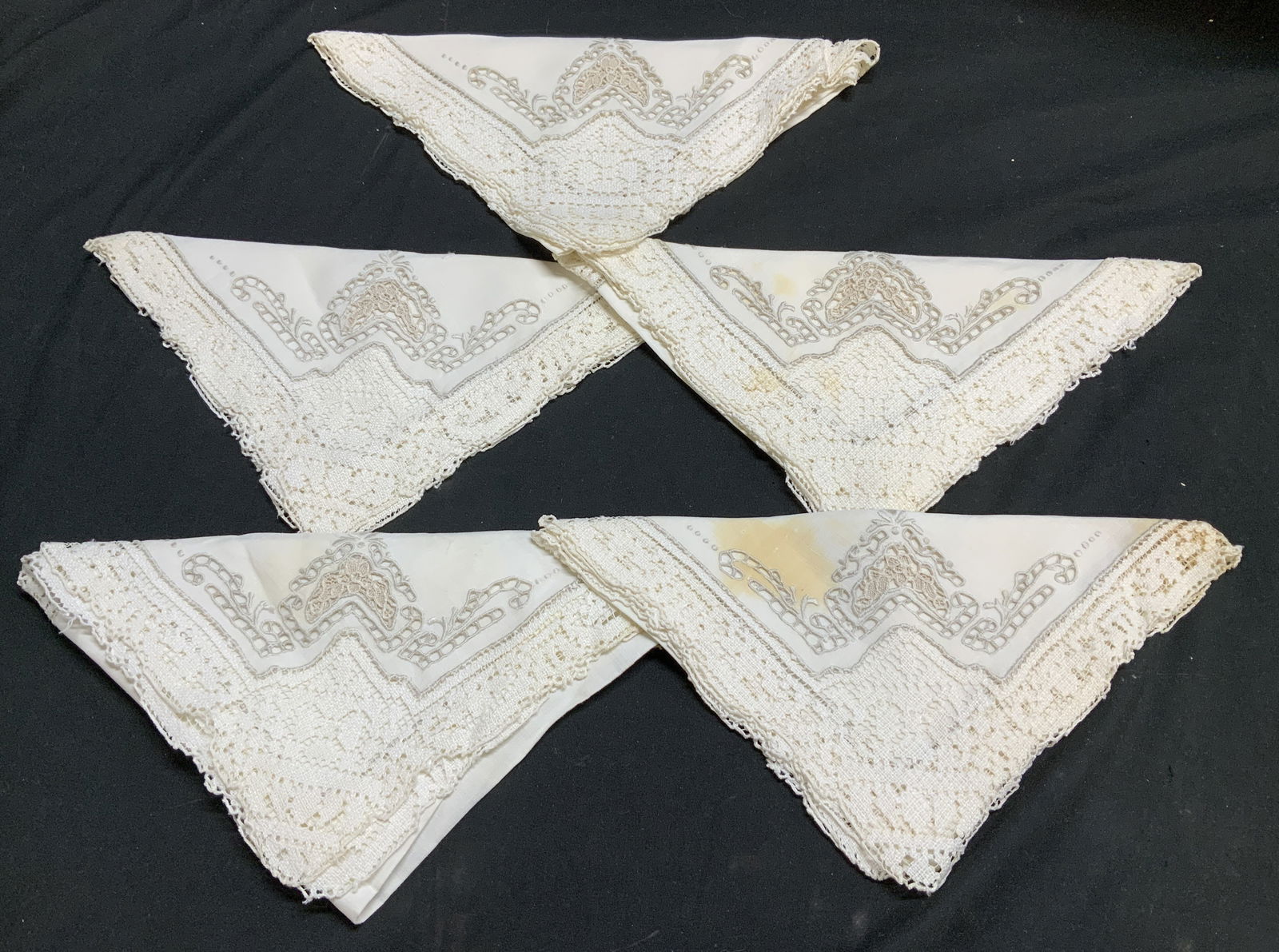 Set 5 Vntg White Linen Lace Napkins: Lot includes, set 5 of vintage white linen napkins with a delicate lace border & an embroidered design. Surface wear consistent to age, use & exposure. Measurements: length 17in x width 17in.