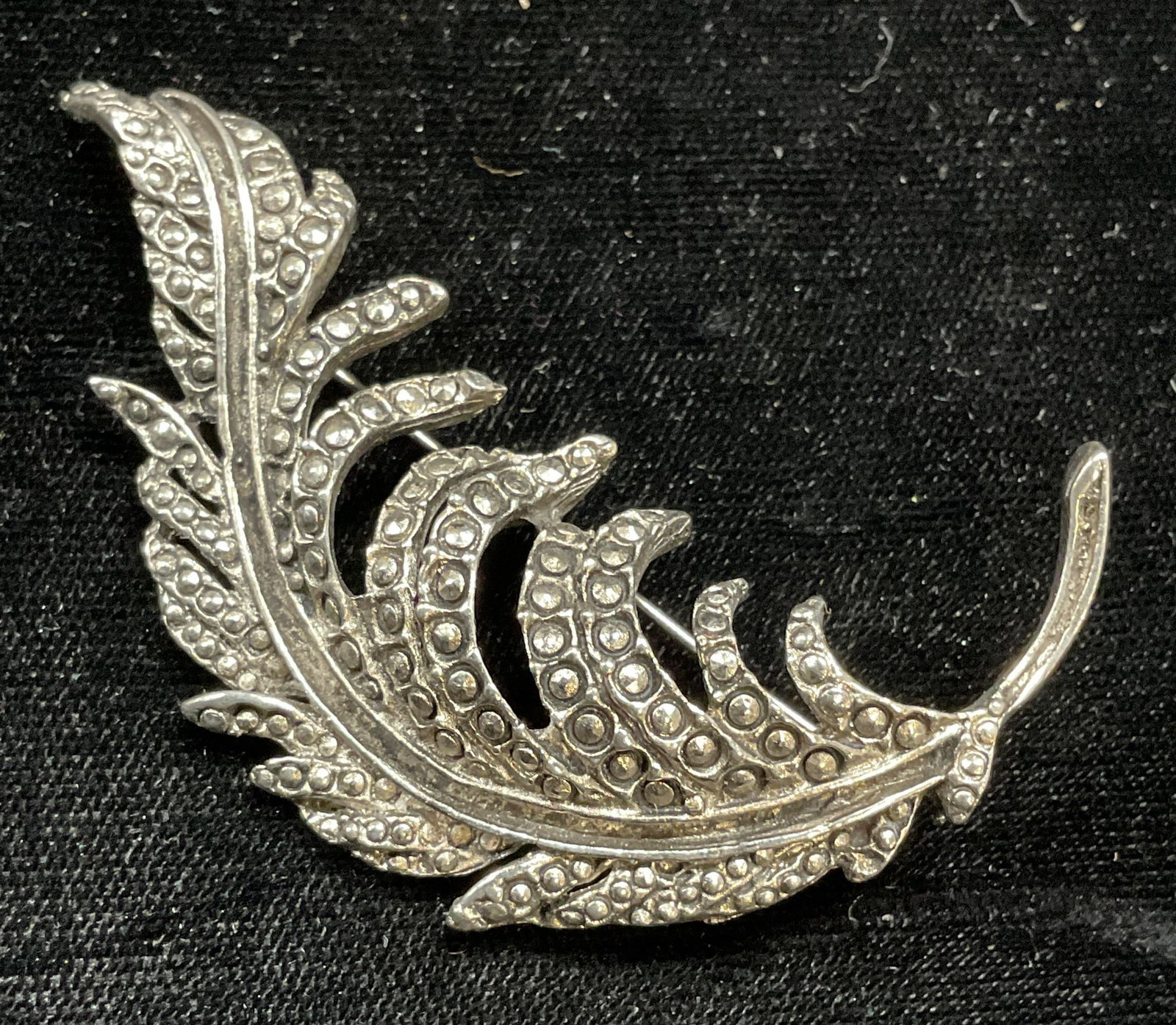 Vintage Silver Tone Feather Brooch: Vintage silver tone feather motif brooch. Measures approx 2.5 x 1.5 inches. Some scratching. Jewelry, estate jewelry, costume jewelry, cocktail jewelry, fashion jewelry, accessories, fashion