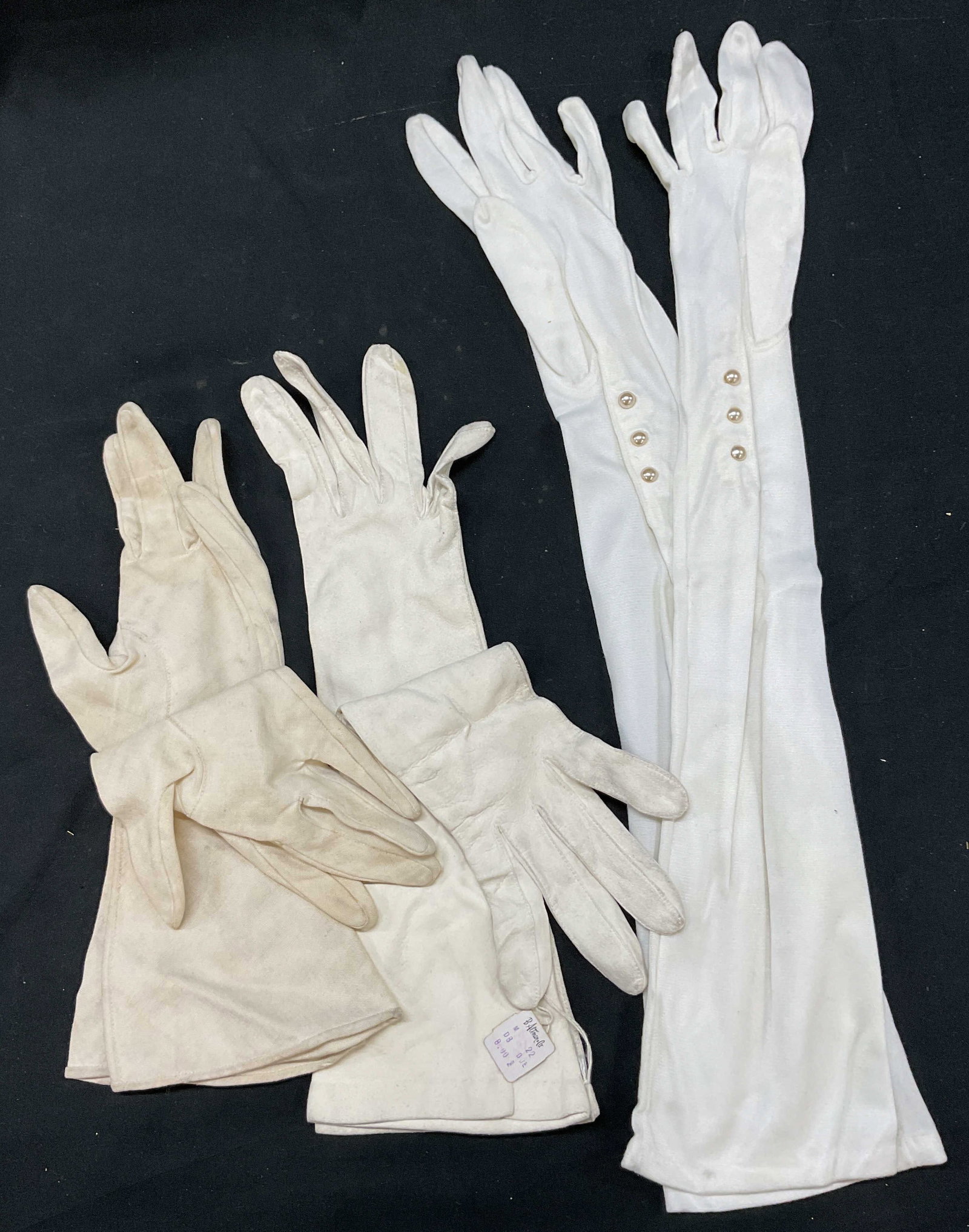 Lot 3 Merry Hull+ White Opera Gloves Philippines: Lot of 3 pairs of gloves. Merry Hull white gloves, feels like cotton, measures approx 4 x 12 inches. Vintage white gloves, feels like suede, inside reads size 7 1/2, original B Altman & Co. tag
