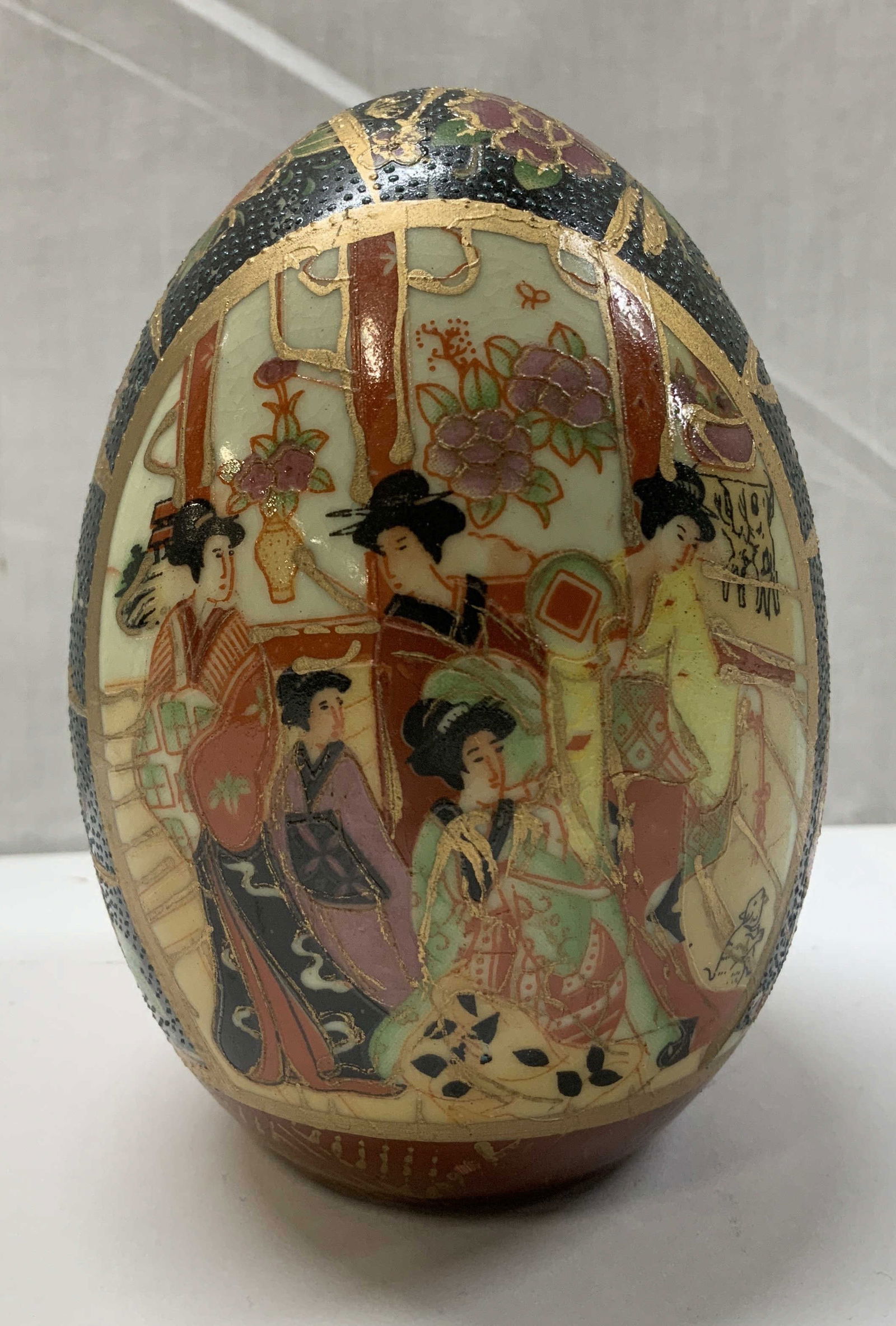 Vtg Japanese Style Porcelain Satsuma Egg: Vintage Japanese-style porcelain Satsuma egg, featuring hand-painted geisha scenes. Detailed figural scenes & intricate floral motifs. Gilt accents. Property of opera singers estate from the