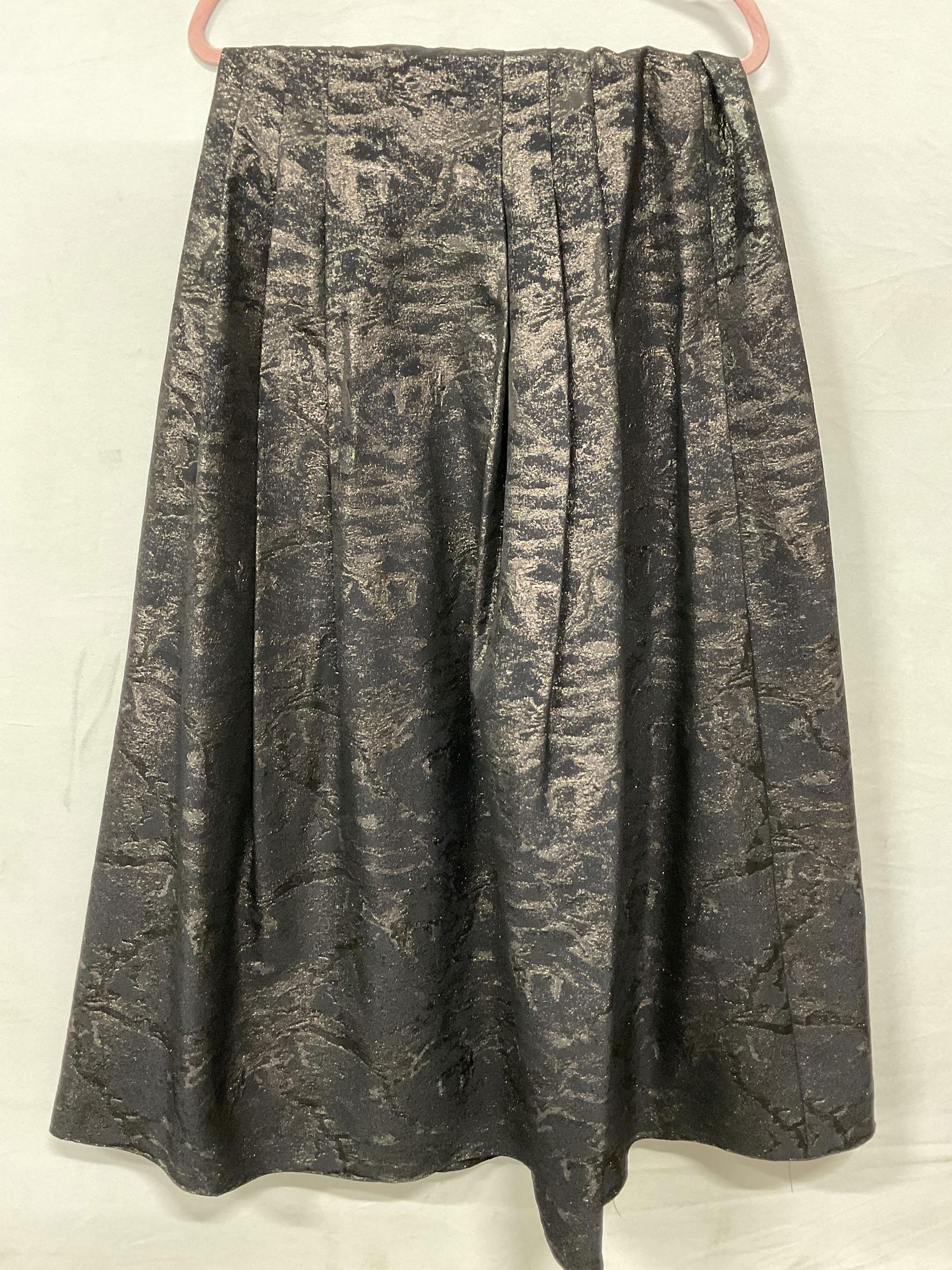 Kay Unger Black Metallic Maxi Skirt: Kay Unger New York black metallic maxi skirt. Size 8. Shell is made of wool, acetate, and metallic. Lining is acetate. Zipper in the back. Silver toned metallic design over black. Wear consistent