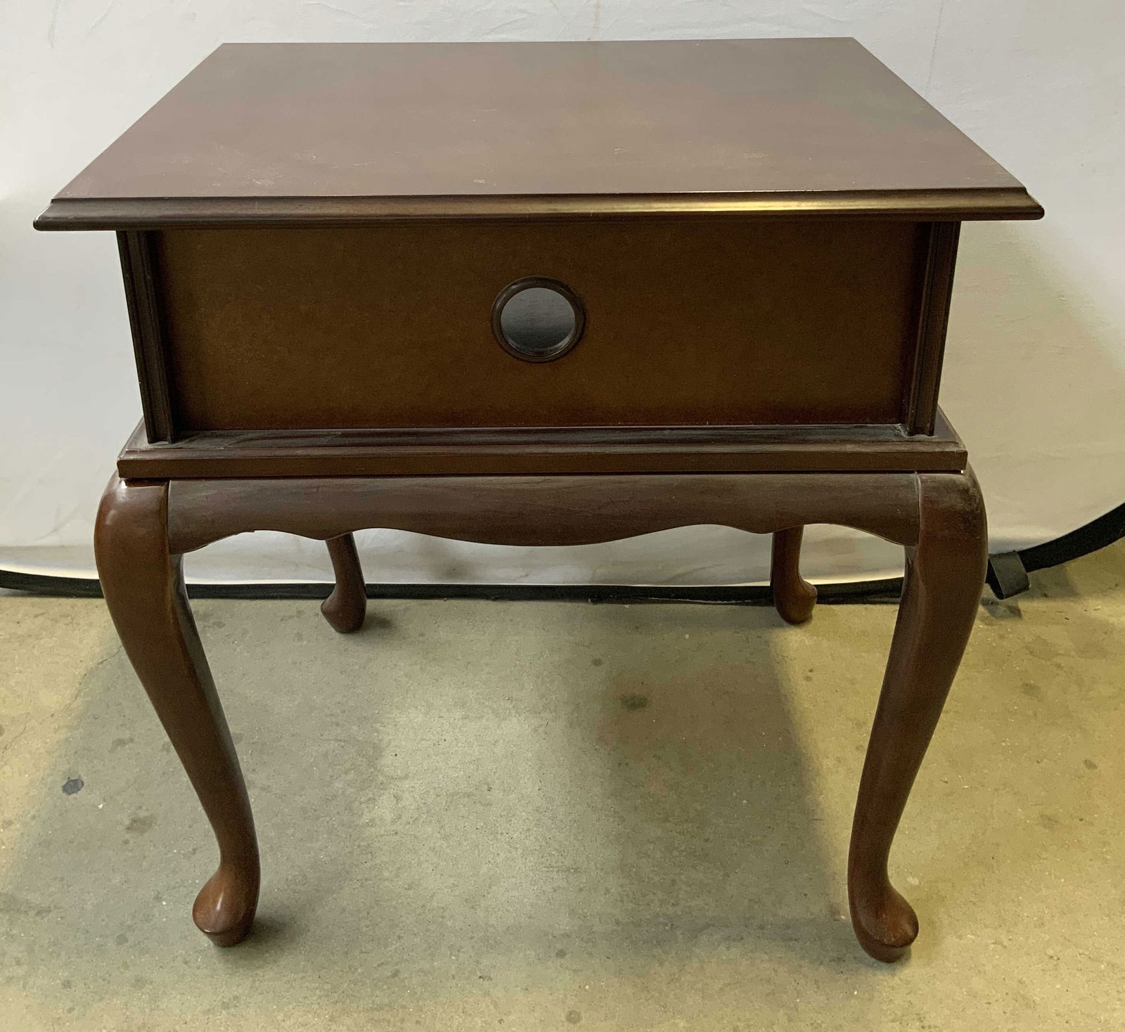 The Bombay Company Queen Anne Style End Table (1 of 6)