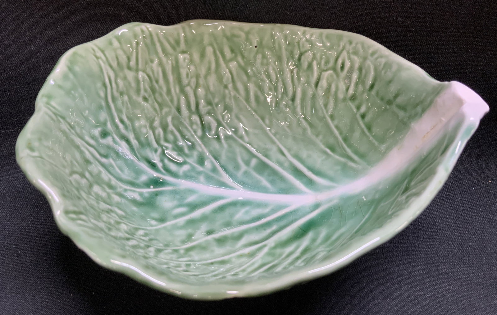 Vtg Embossed Cabbage Leaf Bowl PORTUGAL (1 of 7)