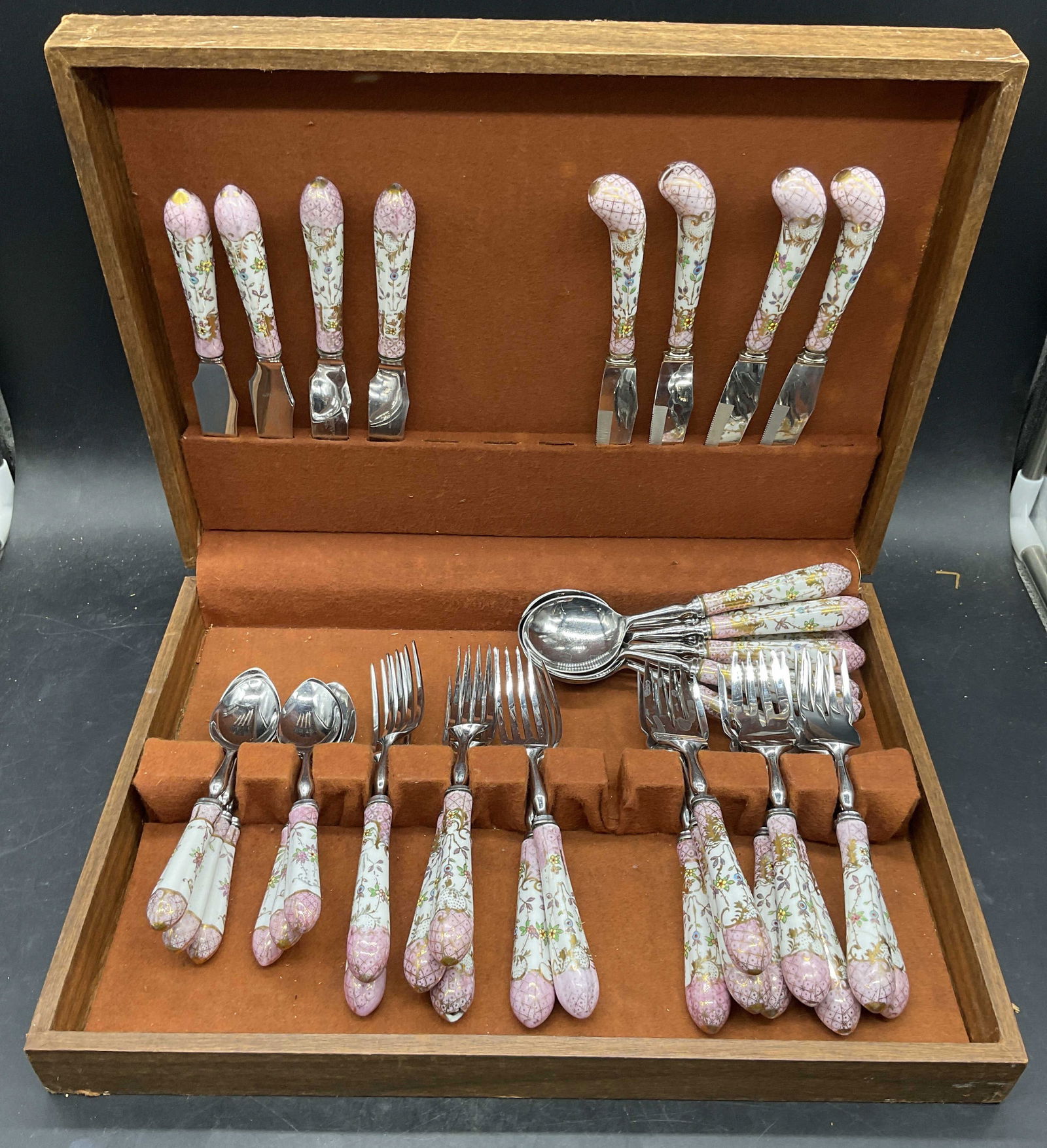Set 37 AE Lewis Floraine Porcelain Flatware: Set of 37 pieces vintage AE Lewis Sheffield silver plated porcelain handled flatware. Floraine pattern. Pink and white handles with gilt decoration and floral designs. Set includes 4 knives, 4 serrate