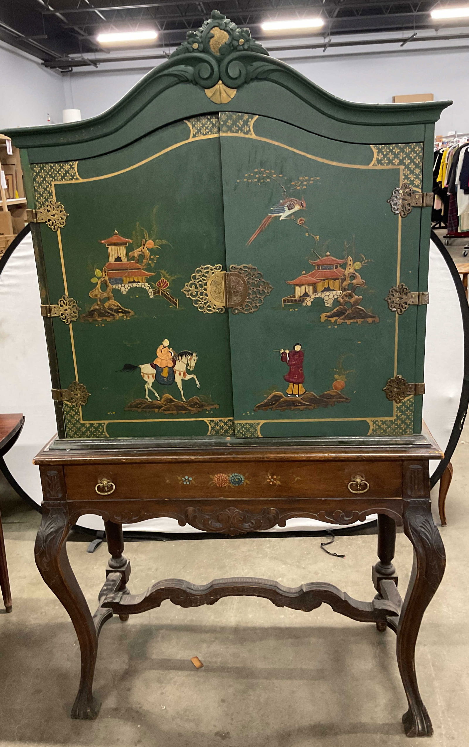 Chinoiserie Gilt Lacquered Cabinet & Table (1 of 12)