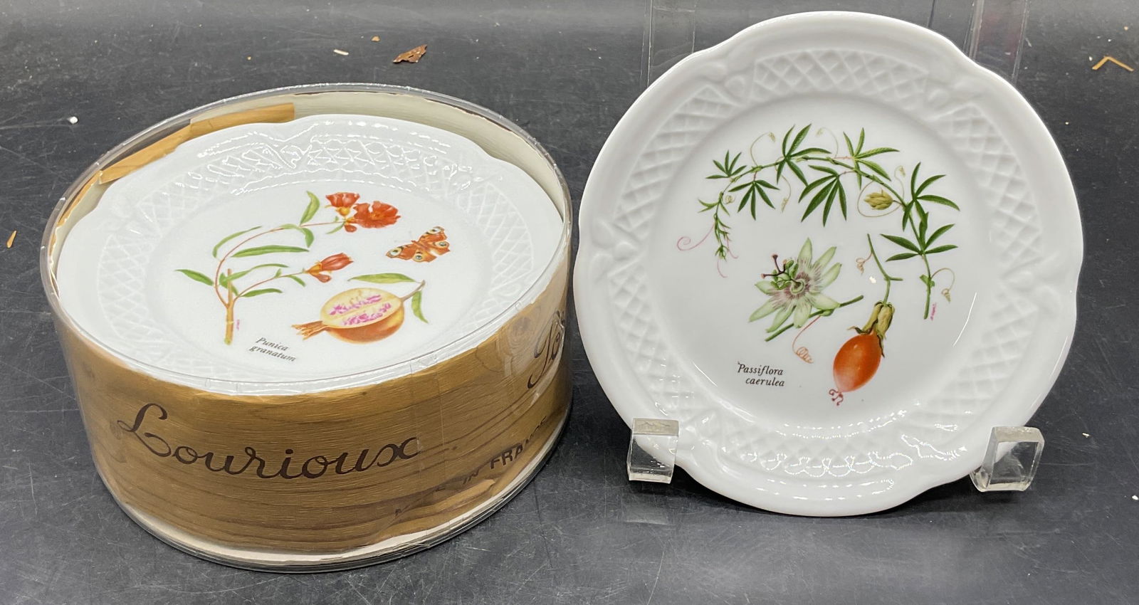 Set 6 LOURIOUX Porcelain Botanical Plates, France: Set of 6 LOURIOUX porcelain plates. Botanical motifs. Scalloped rims. Signed. Made in France. Measure approx 5.75 inches wide. Includes box. Some wear consistent with exposure. LOURIOUX plate, porcela