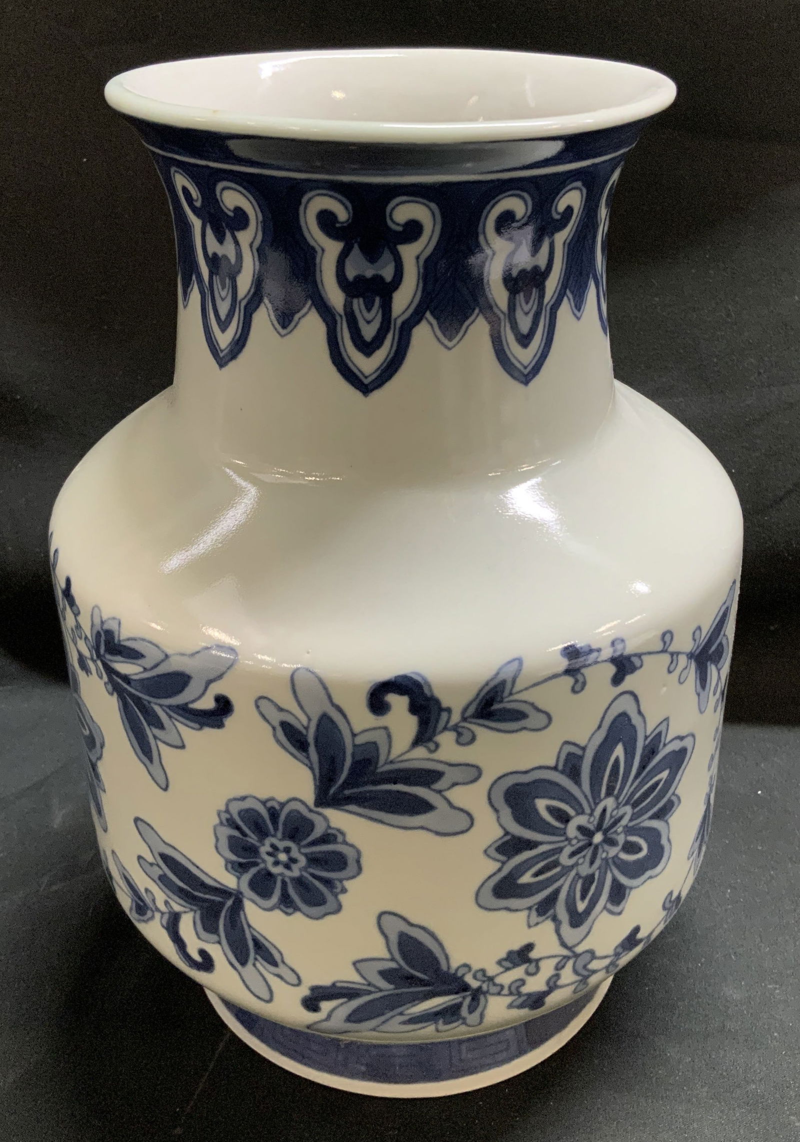 Vtg Chinese Blue & White Floral Porc Vase (1 of 7)