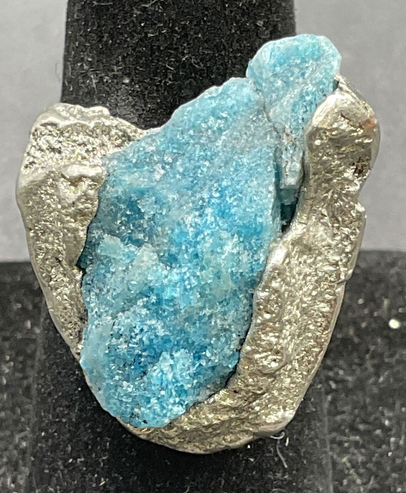 Sterling Silver Blue Semiprecious Brutalist Ring: Sterling silver brutalist style ring with raw blue semiprecious stone. Tested for sterling. Ring size 7. Total weight 16.1 grams. Some scratching. Jewelry, estate jewelry, fine jewelry, cocktail jewel