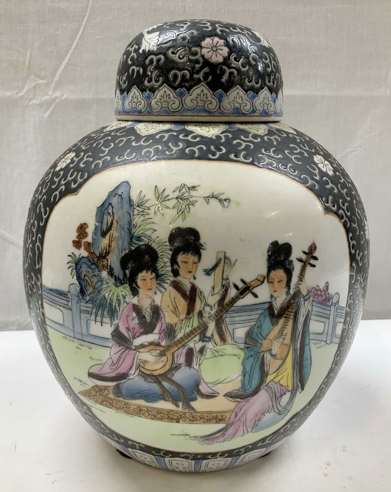 Vtg Chinese Famille Noir Style Porc Ginger Jar (1 of 7)