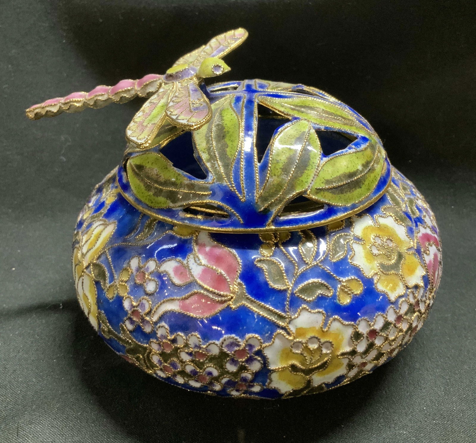 Vtg Chinese Cloisonne Dragonfly Potpourri Jar: Vintage Chinese cloisonne potpourri jar features floral motifs on body & pierced lid with a dragonfly. Shades of blue, pink, purple, yellow & green. Signed & marked on underside. Surface wear consiste