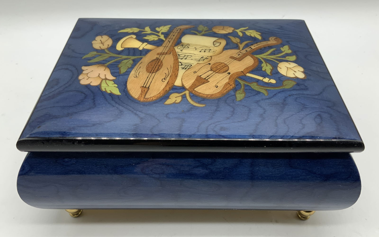 Vtg Munchner Musikdose Music Box SWITZERLAND: Vintage Munchner Musikdose music box that plays Kaiserwalzer by Strauss. Wooden inlay box with a blue finish & a design of musical instruments on lid. Interior features a red velvet-lined interior. Sw