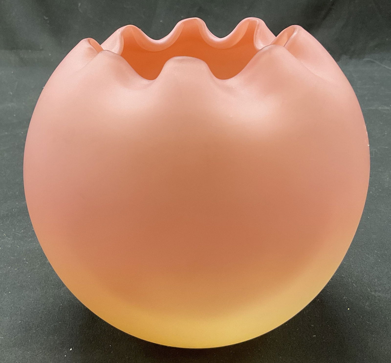 Vintage Hand Blown Ruffled Art Glass Vase. (1 of 9)