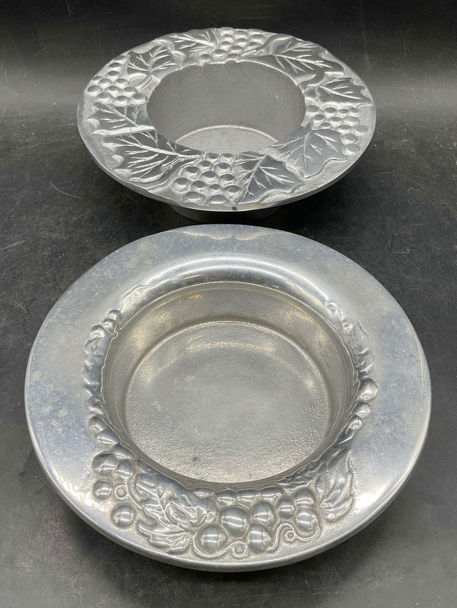 Lot 2 Signed Pewter Grape Vine Wine Coasters (1 of 7)