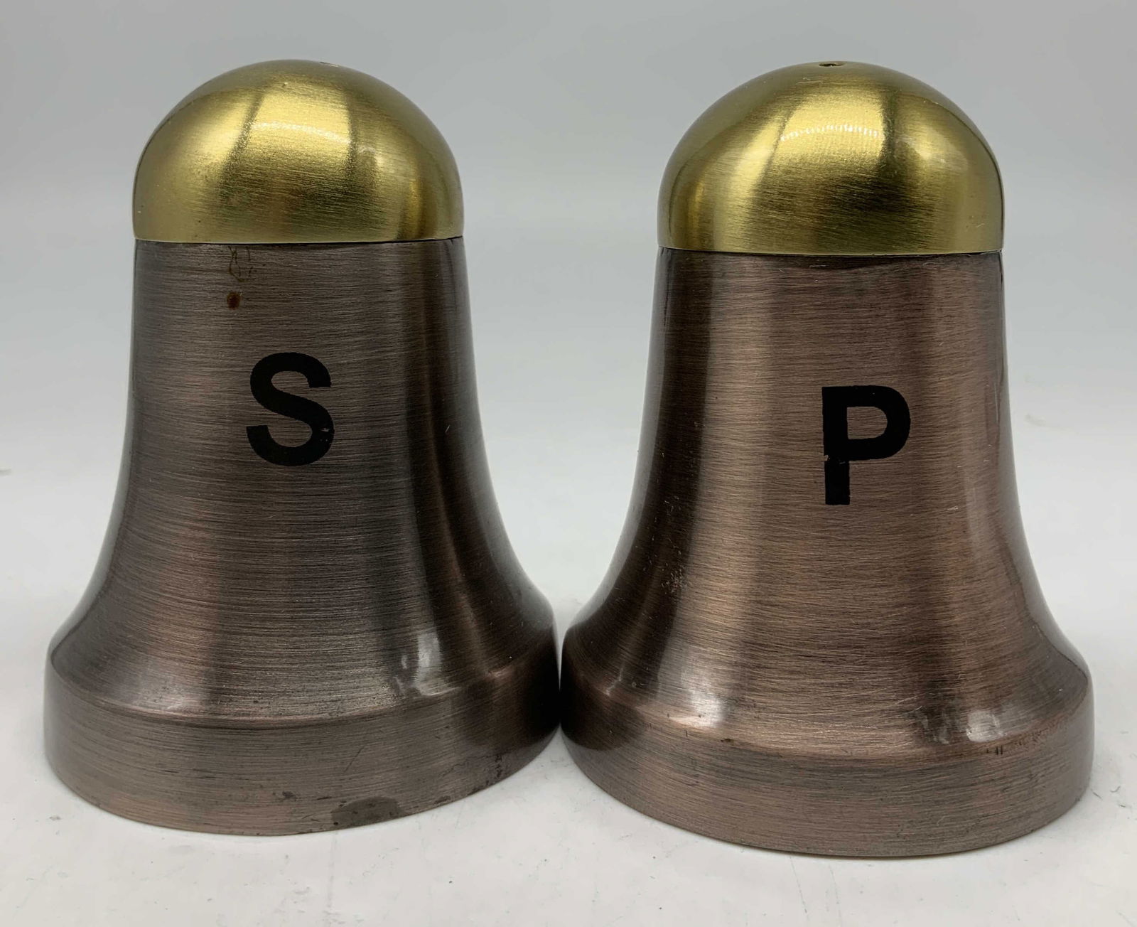 Vtg Gold Toned Metal Salt & Pepper Shakers: Lot includes, salt & pepper shakers. Shakers are metal & feature a gold toned dome top. Bell shape. Two toned. Visible S & P. Surface wear consistent to age, use & exposure. Measurements: length 2.6in