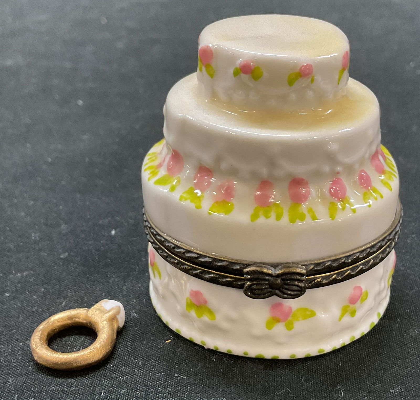 Vintage Porcelain Wedding Cake Hinged Trinket Box (1 of 12)