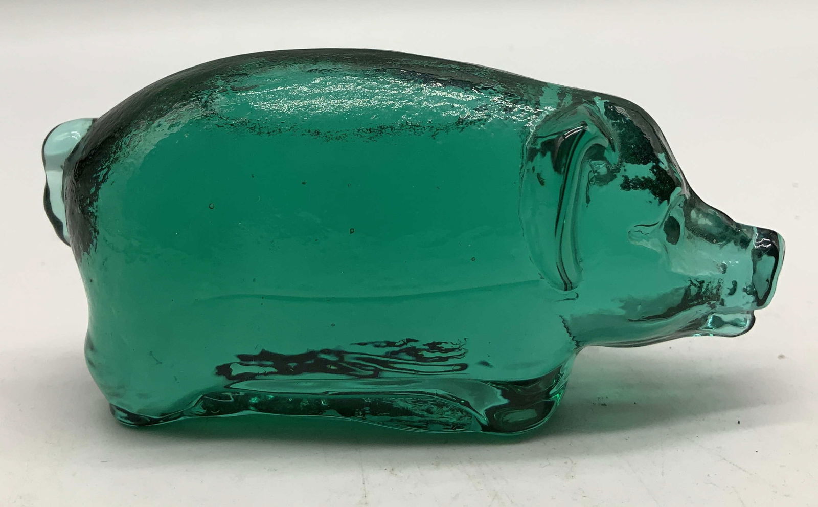 Vntg Green Glass Pig Figurine: Vintage green glass pig figurine featuring molded details of ears, snout & tail. Possible paperweight. Property of Upper East Side French stage and screen actors Estate, Manhattan. No visible signatur