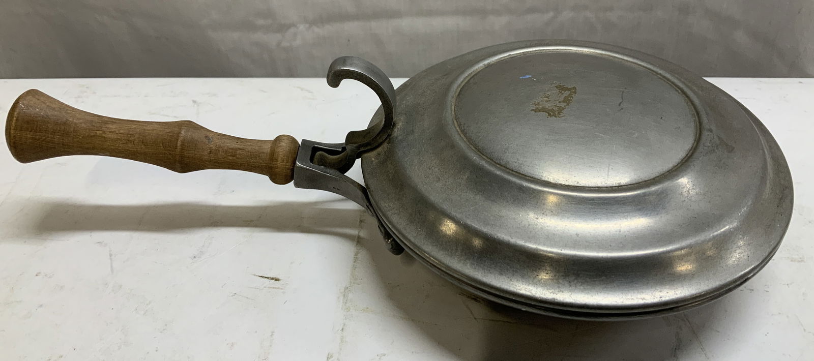 Vtg Metalars Peltro Hand Made Silent Butler ITALY: Vintage Metalars Peltro hand made silver plated silent butler. Hinged led & wooden handle. Signed & marked. Reads, MADE ITALY. METALARS PELTRO. HAND MADE. Property of opera singers estate from the ren