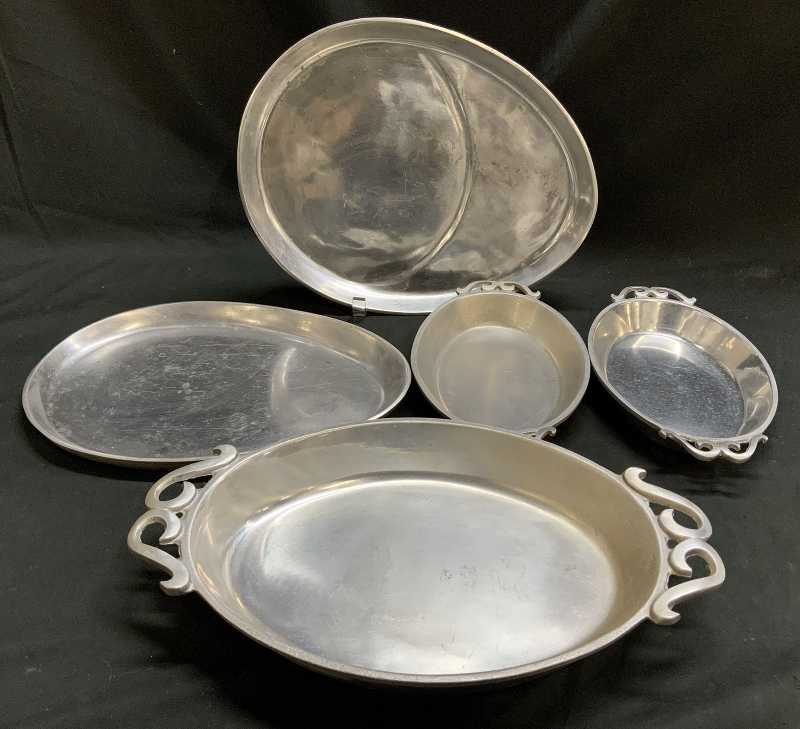 5 Pewter Platters OLDECOUNTRY Pewtarex PotteryBarn: Lot includes, 1 Pottery Barn aluminum tray, 1 Olde Country Reproductions pewtarex handled serving dish, 2 small pewtarex handled serving dishes & 1 oval serving tray. Lot is sold as is. Surface wear c