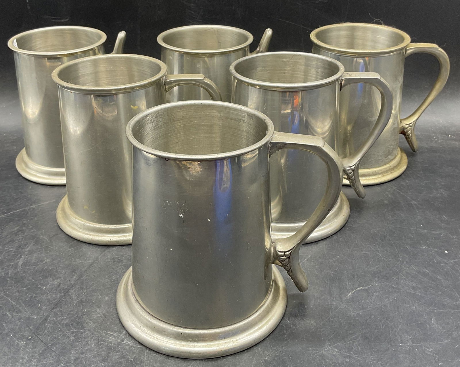 Set 6 Leonard Pewter Tankard Mugs, England: Set of 6 Vintage Leonard Eagles of Sheffield pewter tankard mugs. Made in England. Measure approx 4.25 x 4.75 inches. Some scratching. Two mugs have handles reversed. Property of opera singers estate