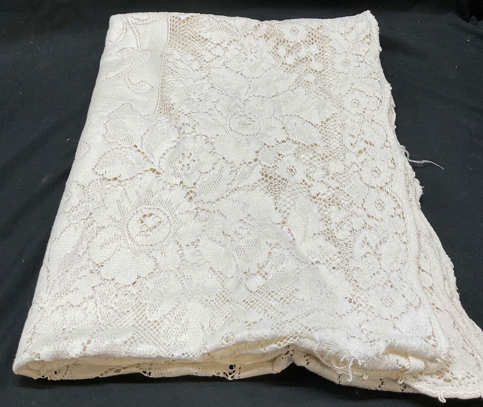 Quaker White Floral Lace Tablecloth (1 of 6)
