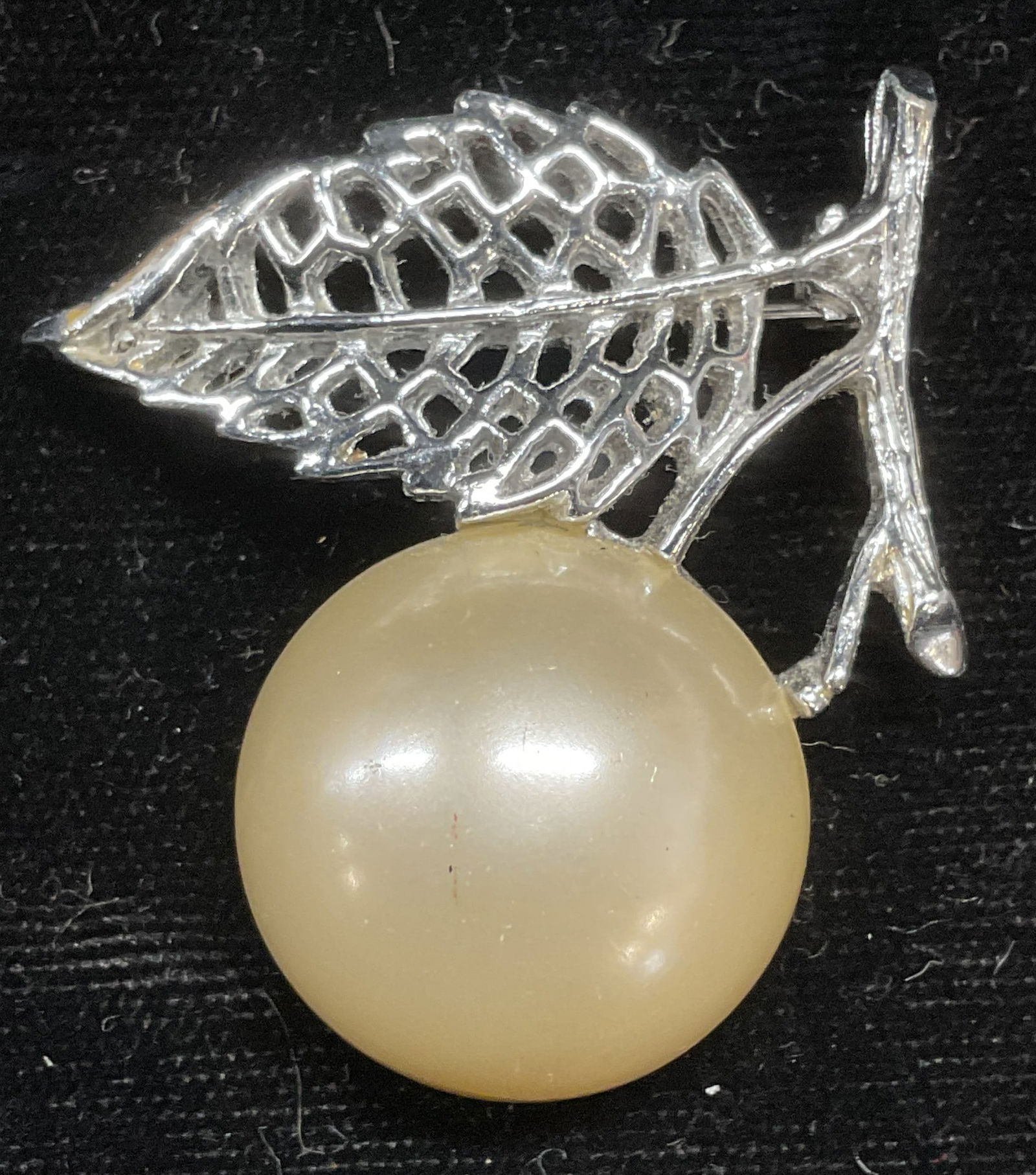 Sarah Coventry Faux Pearl Botanical Brooch: Signed Sarah Coventry vintage silver tone and faux pearl botanical motif brooch. Measures approx 1.5 x 1.5 inches. Some scratching. Jewelry, estate jewelry, costume jewelry, cocktail jewelry, fashion