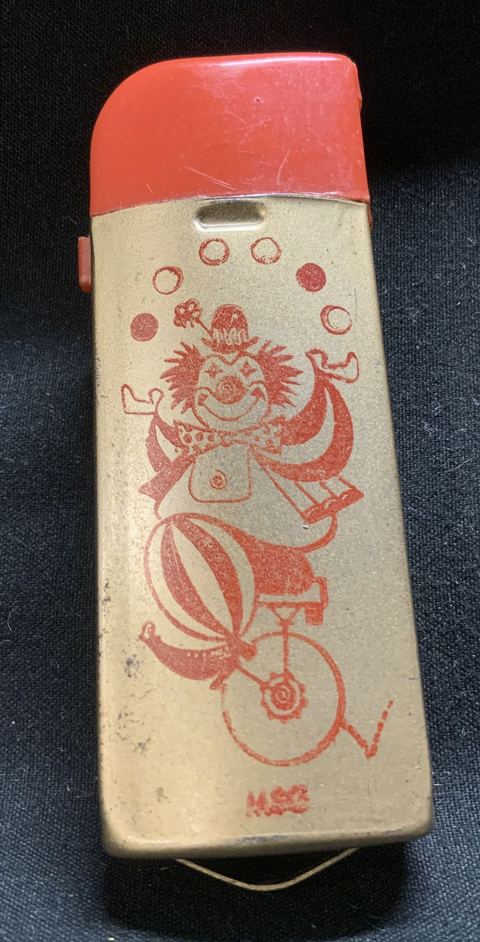 Vtg Bantam Lite Circus Clown Lighter N.Y.C USA: Vintage Bantham Lite lighter depicts an illustration of a circus clown. Gilt accents & red top. Property of Upper East Side French stage and screen actors estate, Manhattan. Signed & marked on undersi