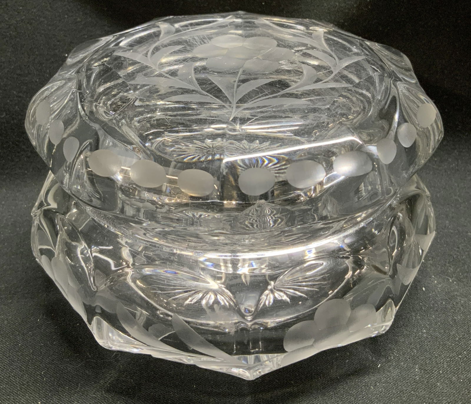 Vtg Etched Floral Motif Glass Powder Box: Vintage clear glass powder box features a star cut base & faceted sides. Etched floral motifs on lid & body. No visible signature or markings. Surface wear consistent to age, use & exposure. Measureme