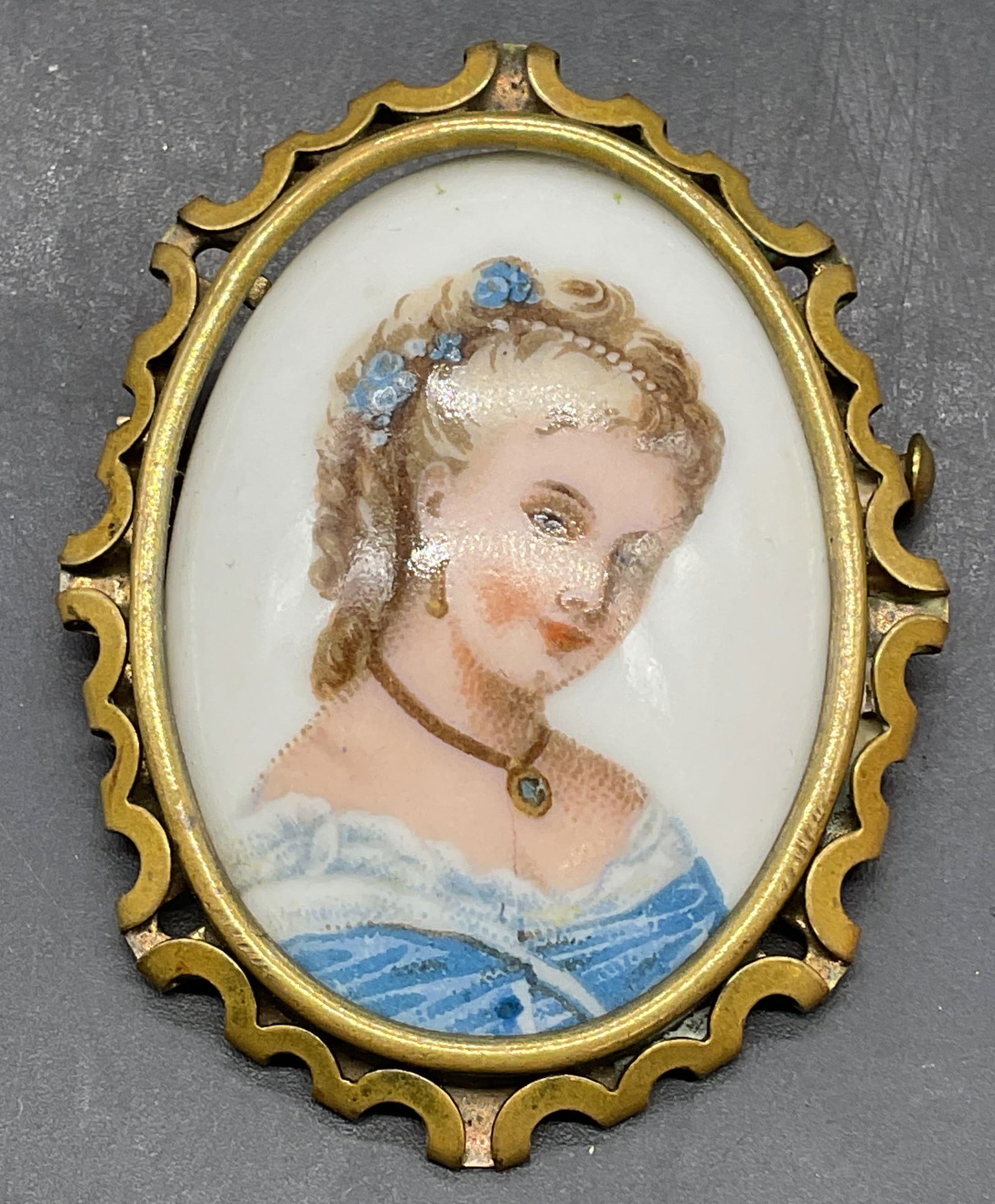 Vintage Limoges Porcelain Cameo Brooch: Vintage Limoges porcelain cameo brooch, hand painted bust of a woman. Signed. Made in France. Gold tone frame. Measures approx 2 x 1.5 inches. Some scratching. Property of opera singers estate from th