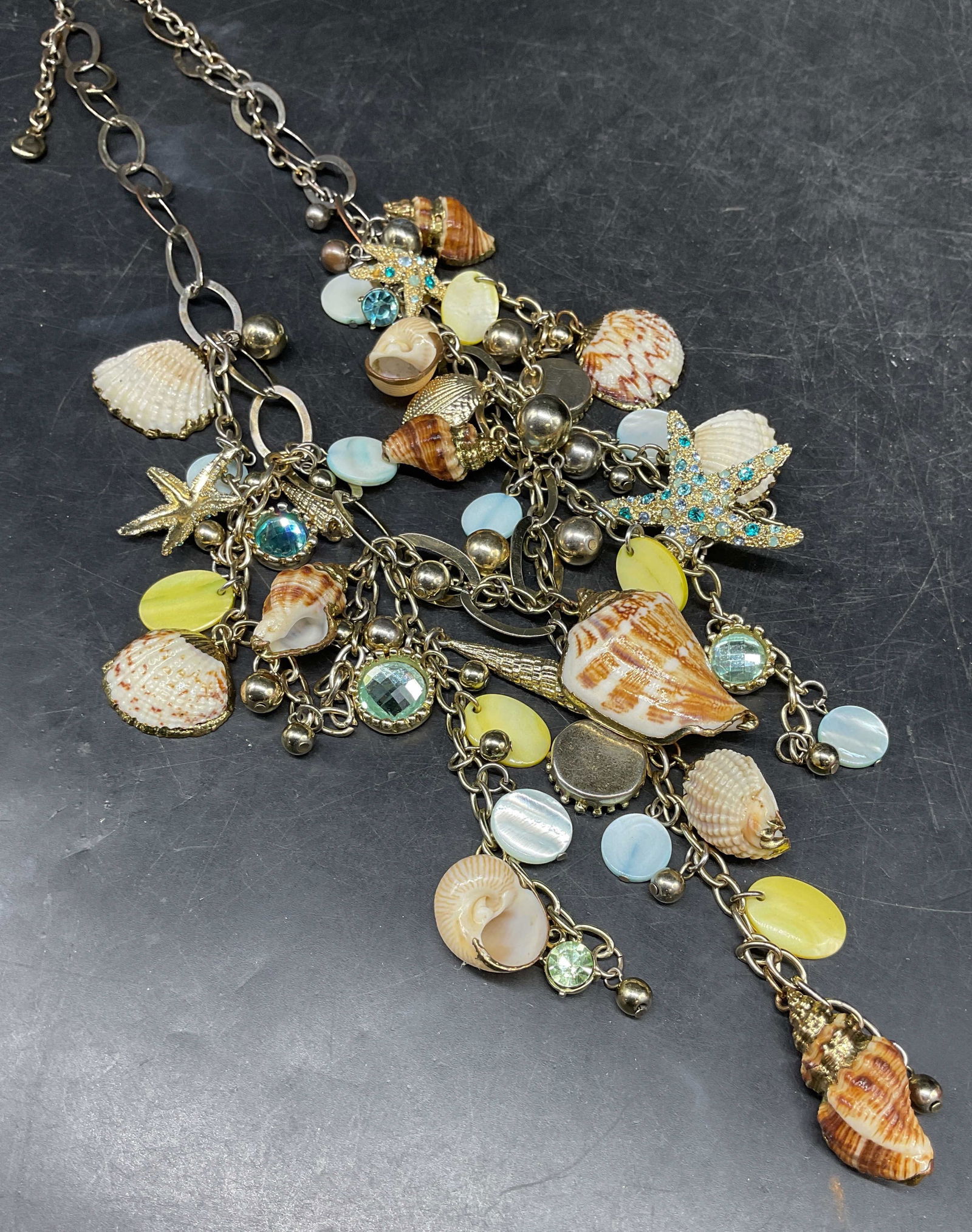 Vintage Gold Tn Seashell, Crystal Pendant Necklace: Vintage gold tone necklace with seashells, crystals, gold tone pendants. Drop length approx 11 inches. Some scratching. Jewelry, estate jewelry, costume jewelry, cocktail jewelry, fashion jewelry, acc