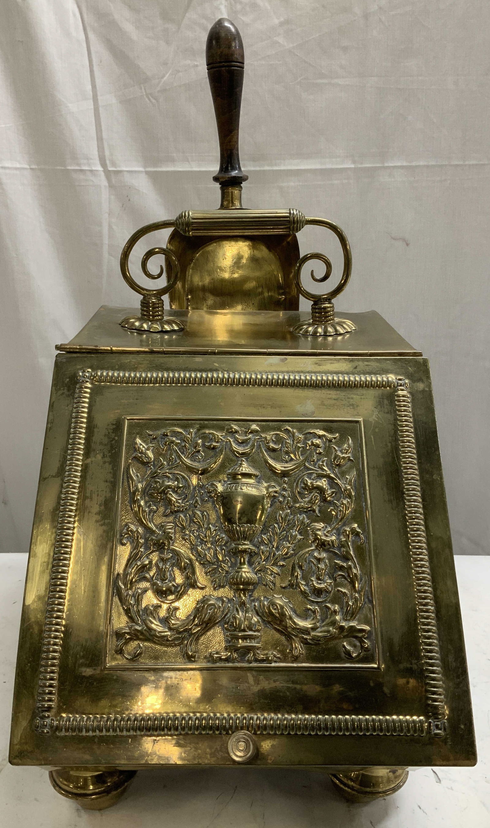 Vtg Victorian Style Brass Coal Scuttle W Shovel (1 of 7)