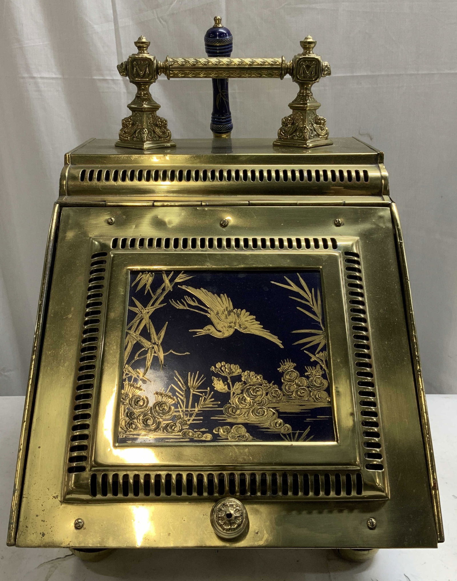 Vtg Cobalt & Brass Coal Scuttle W Shovel: Lot includes, a vintage brass coal scuttle featuring a cobalt blue background & hand painted details on lid. Bird & leaf motifs. Ornate handle & raised on 4 feet. Comes with shovel that features a cob