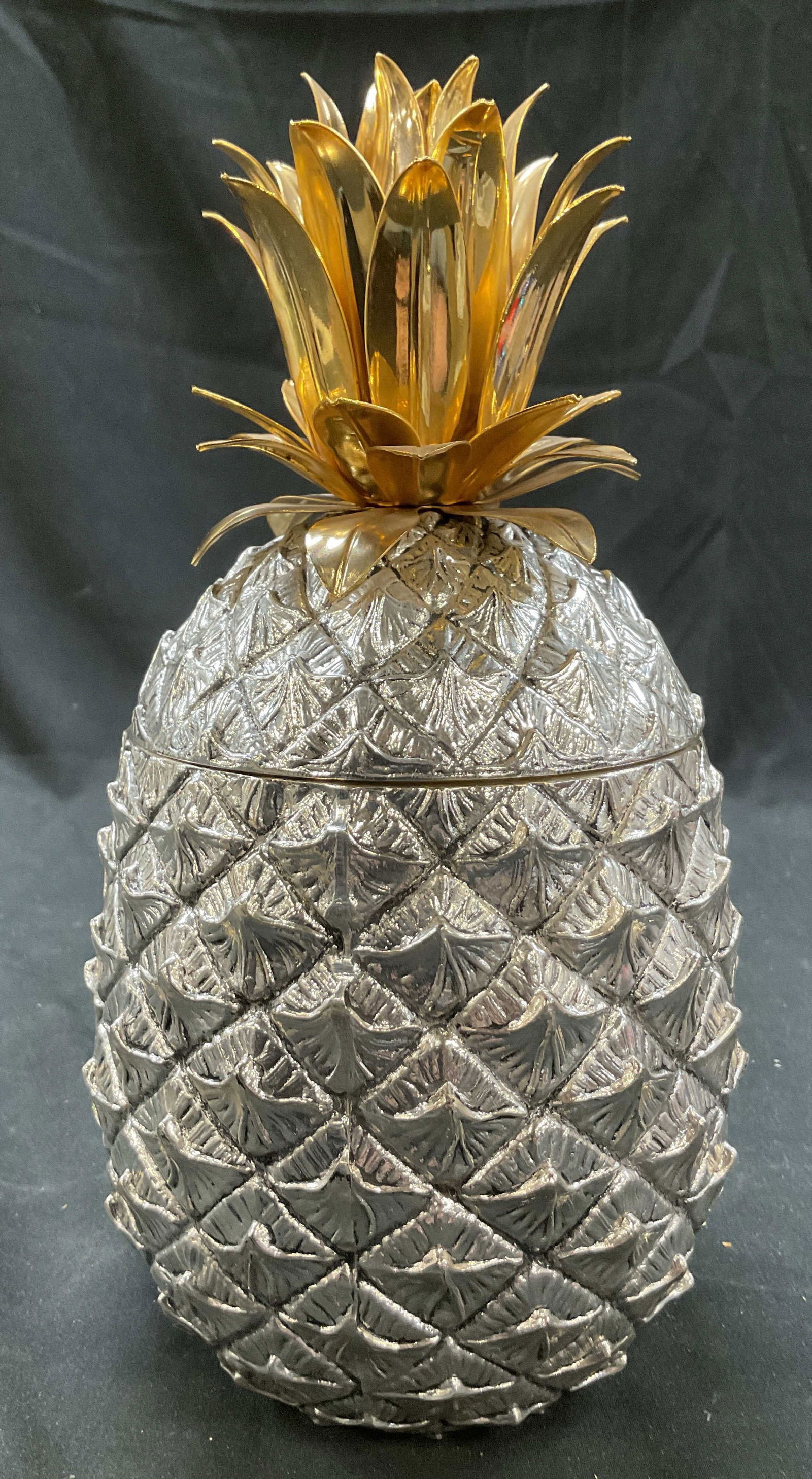 SGND Manetti Silver Pl Pineapple Ice Bucket Italy: Vintage silver plated pineapple ice bucket. Signed on underside, Mauro Manetti, made in Italy. Pineapple figure with lid. Silver plated body and gold toned lid. Detailed features and textures. Measure